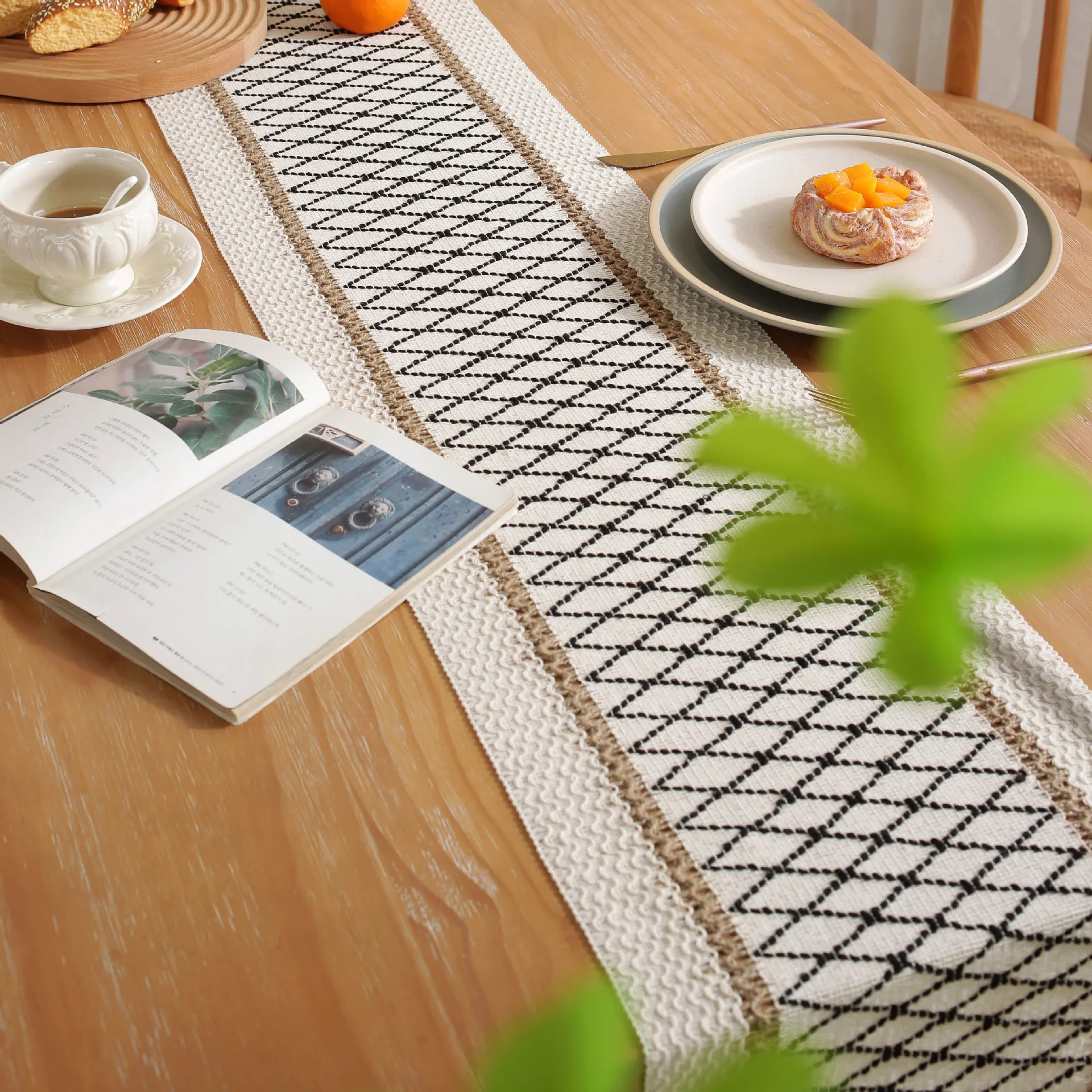 Latest innovative design Modern wedding banquet decoration Bohemian burlap woven tassel table runner wtih placemat set