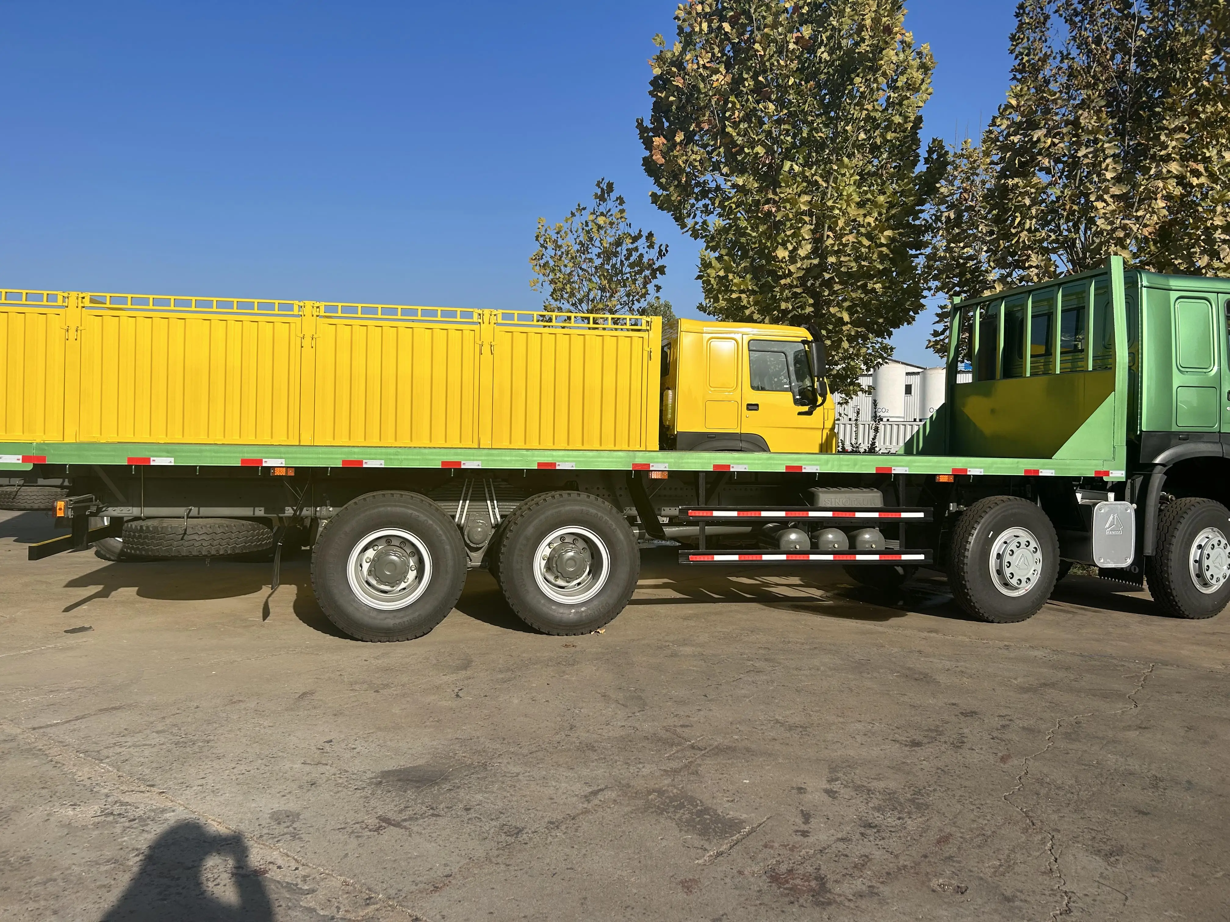 100% Brand New Flatbed Cargo Trucks Container Transport Vehicle