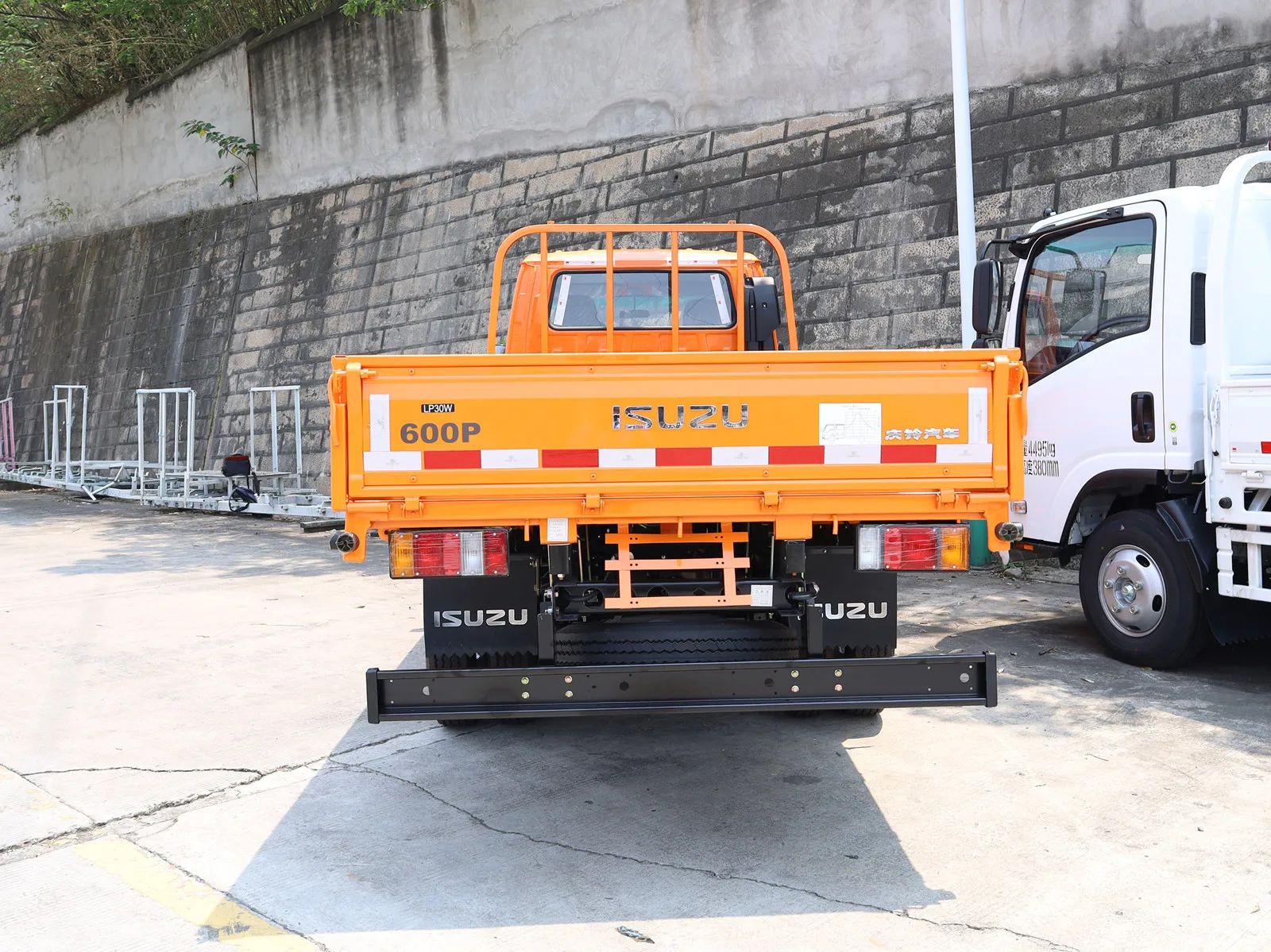 2024 Cheap Light Truck Isuzu elf NKR77 4x2 4KH1 engine 4 tons vegetable carrier cargo truck for sale