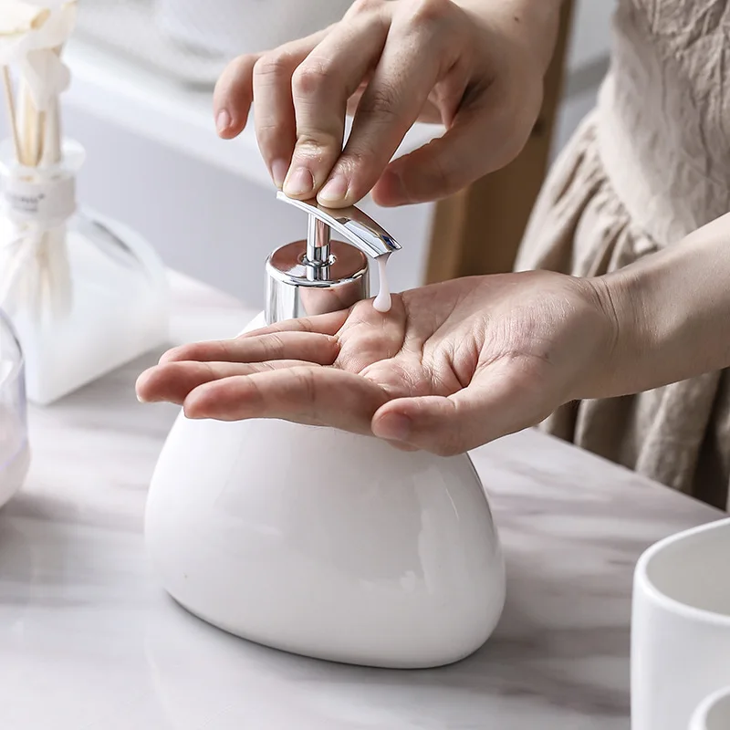 Simple White Porcelain Five-Piece set Hotel Toiletries Bath Bottle Bathroom Toiletry Kit