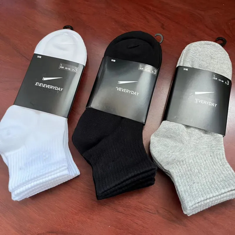 Wholesale cheap sport socks manufacturer non slip fitness socks for men women english label