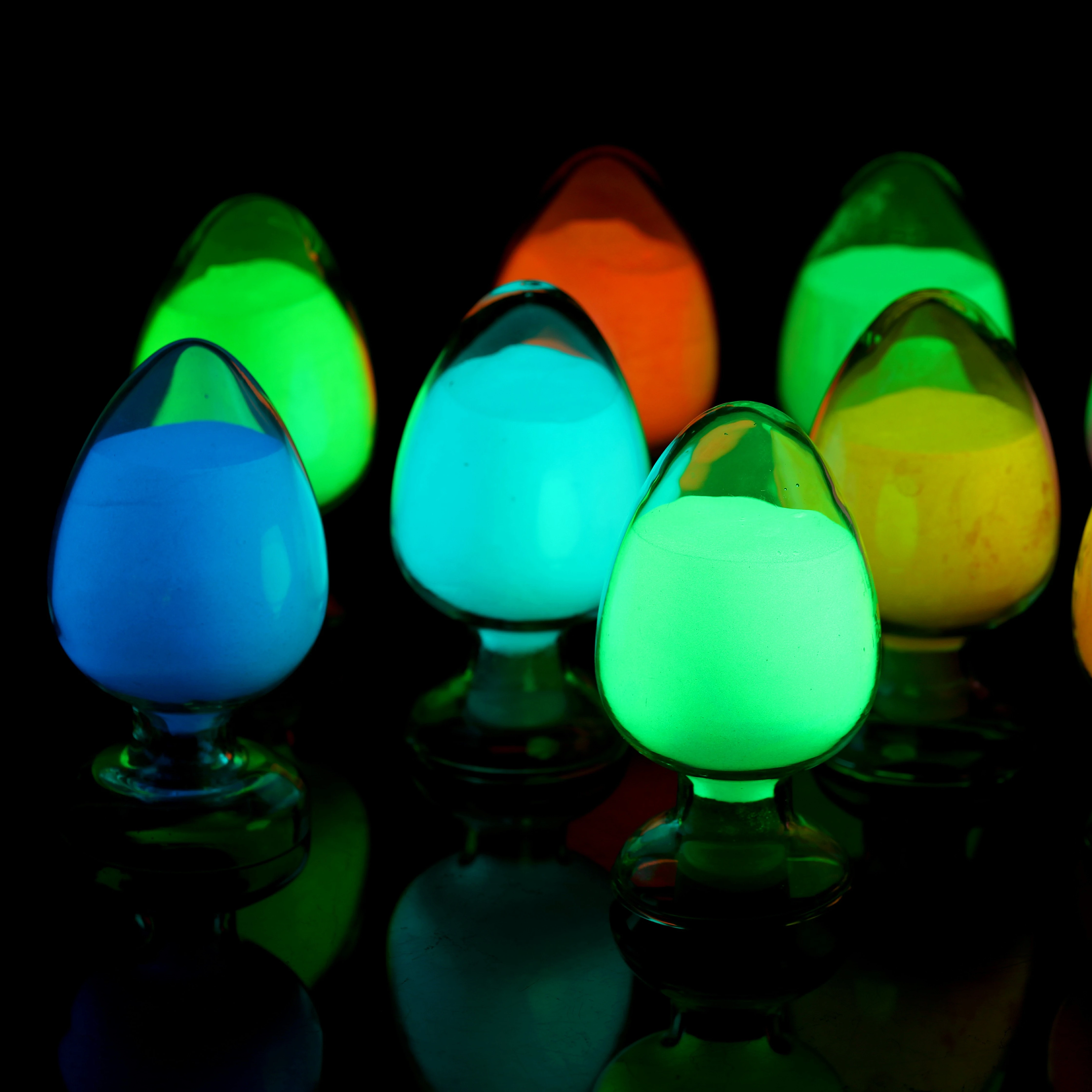 Bulk glow in the dark mica powder absorbs any long afterglow of glow in the dark pigment