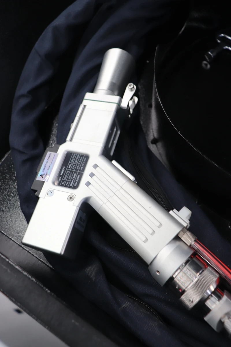 Handheld AKQH-3000w laser cleaning welding cutting 3in1 machine for removing and repairing iron oxide layer rust welding metal