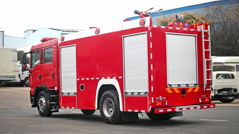 China Heavy Duty Truck HOWO 8 tons of fire sprinkler emergency rescue truck Suitable for fighting fires, road cleaning,