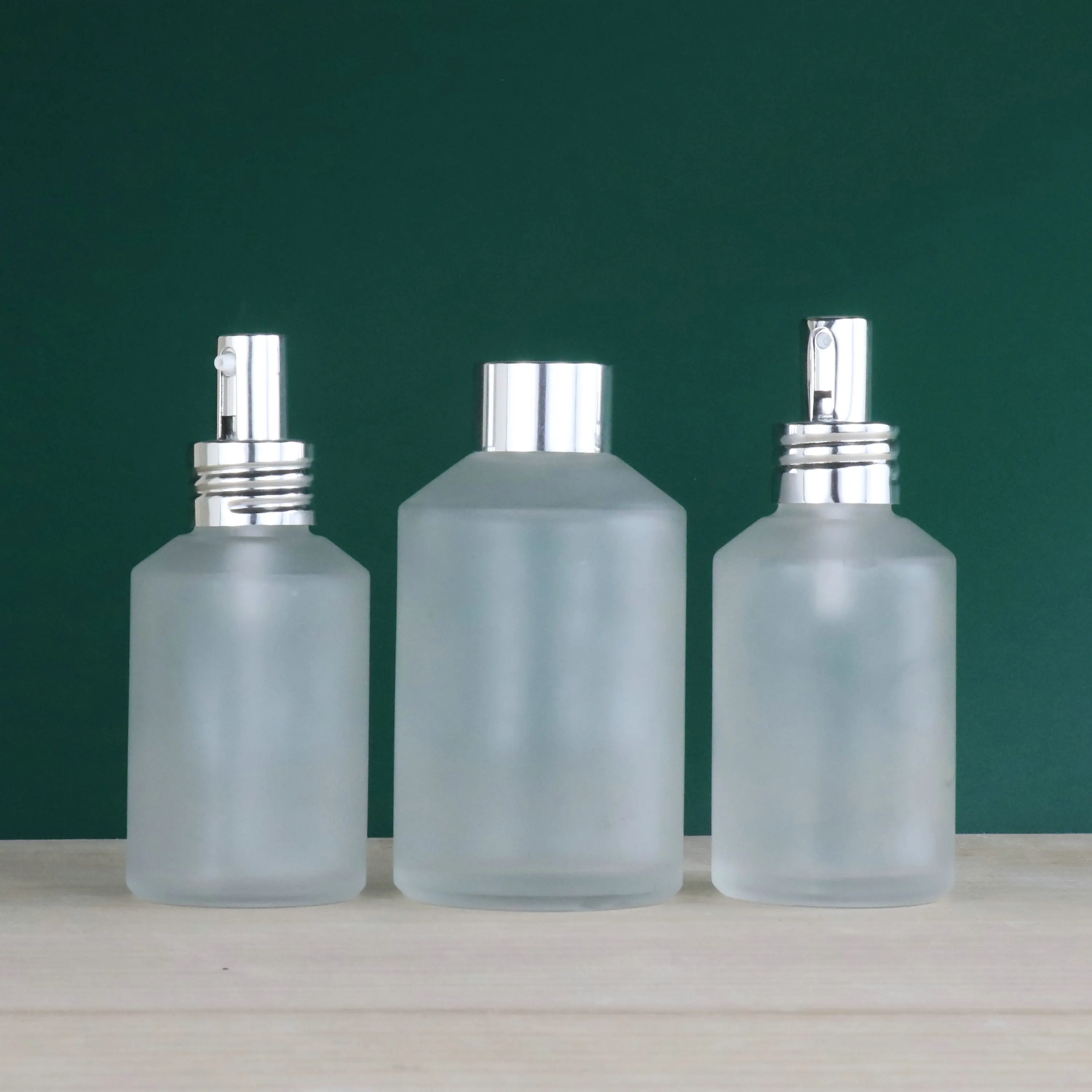 Cosmetics packaging containers 30ml 60ml 100ml 125ml 200ml amber glass spray bottles frosted amber glass bottle with black pump