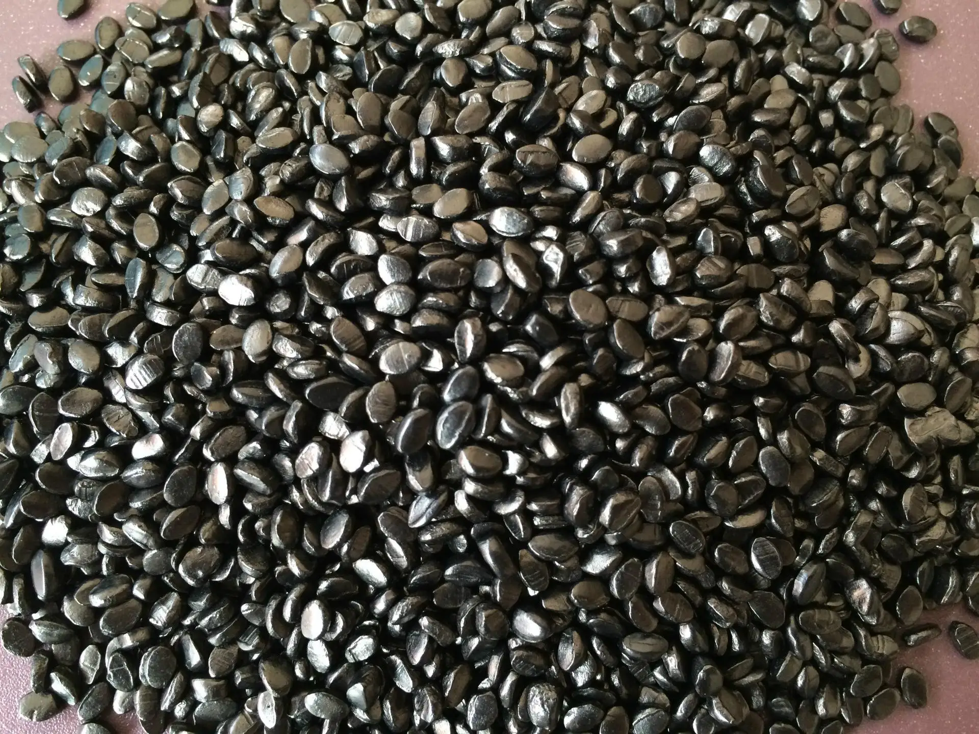 Темные черные полиэтиленовые частицы ПЭНД пэвс-носитель углеродная черная основная партия для пластика