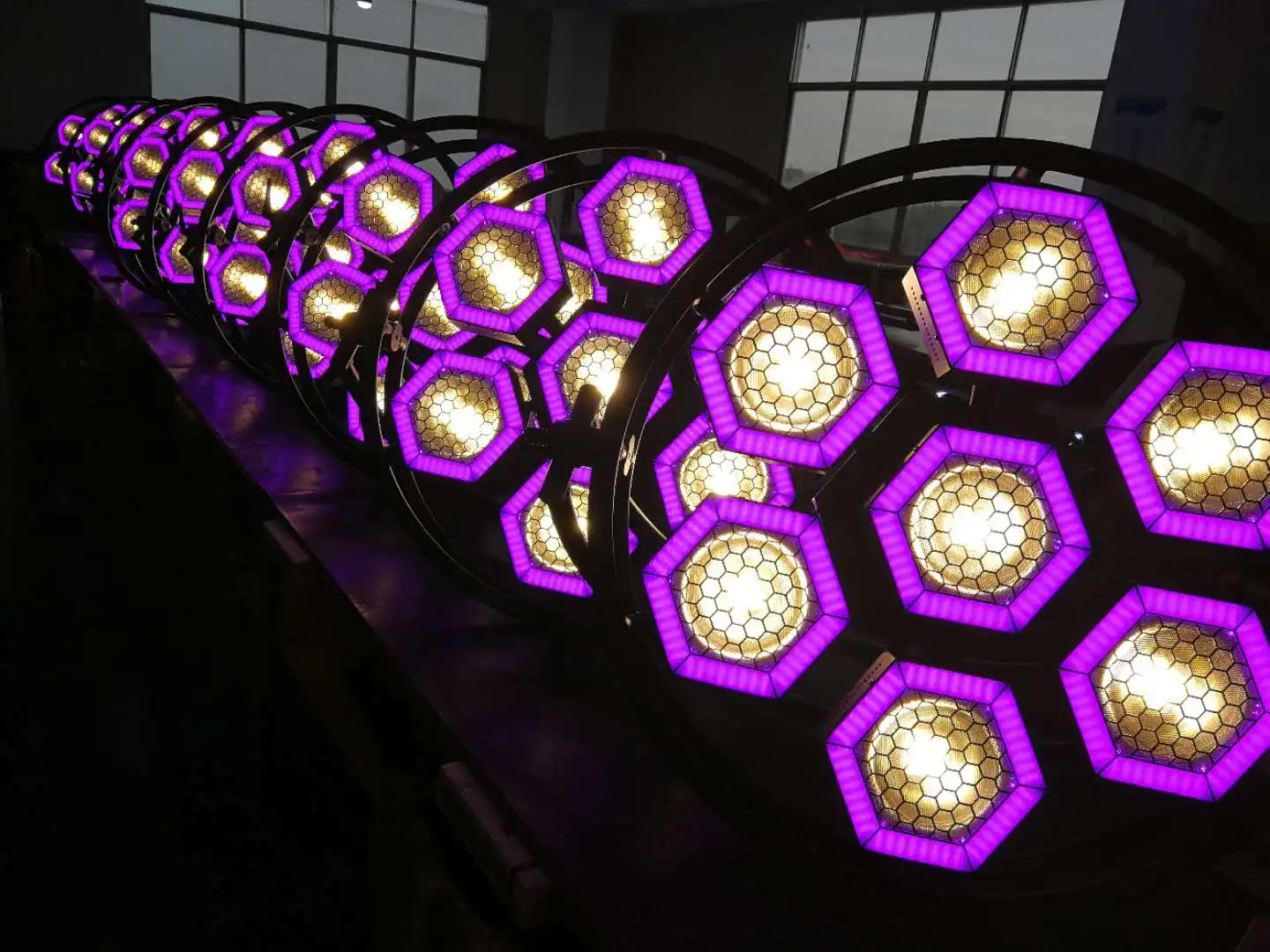 DMX512 Controlled 7-Halo Hexagon LED Pixel Stage Lights High Visibility New Generation Lighting for Background Stage Beam Effect