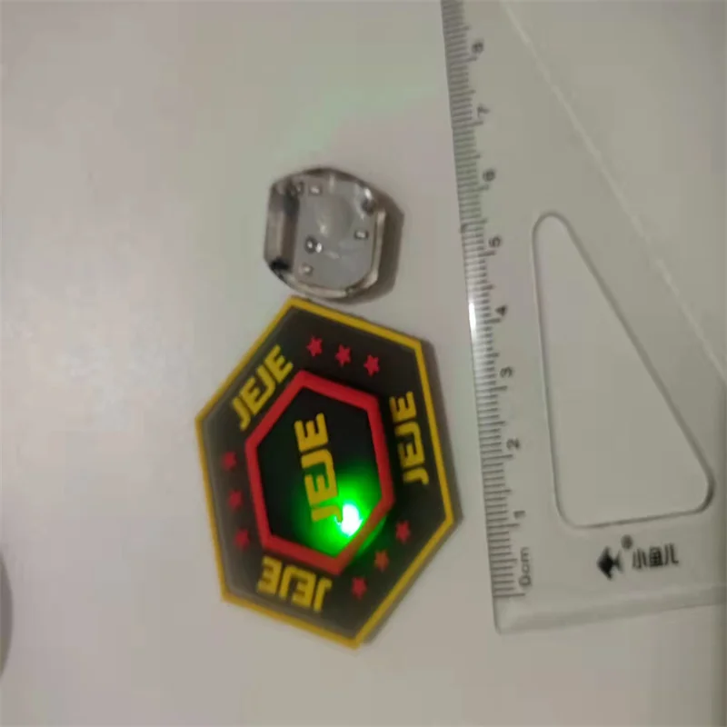 Оптовая продажа, мягкие пластиковые Мультяшные значки, используемые на одежде и обуви со светодиодной подсветкой
