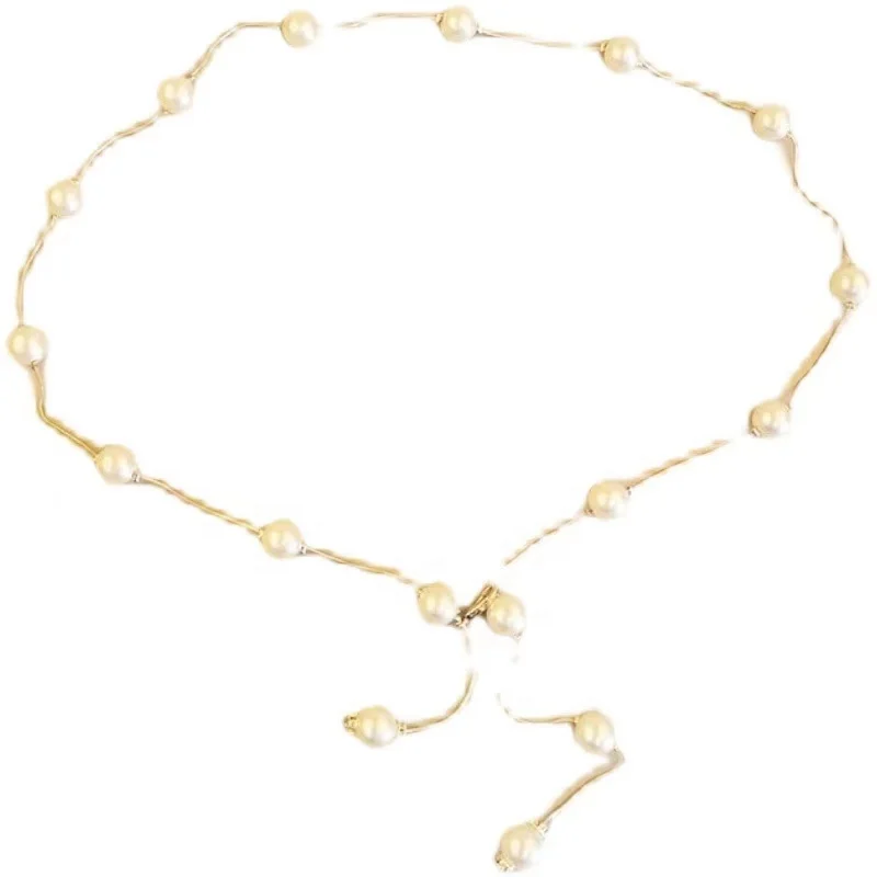 Женское платье с жемчугом