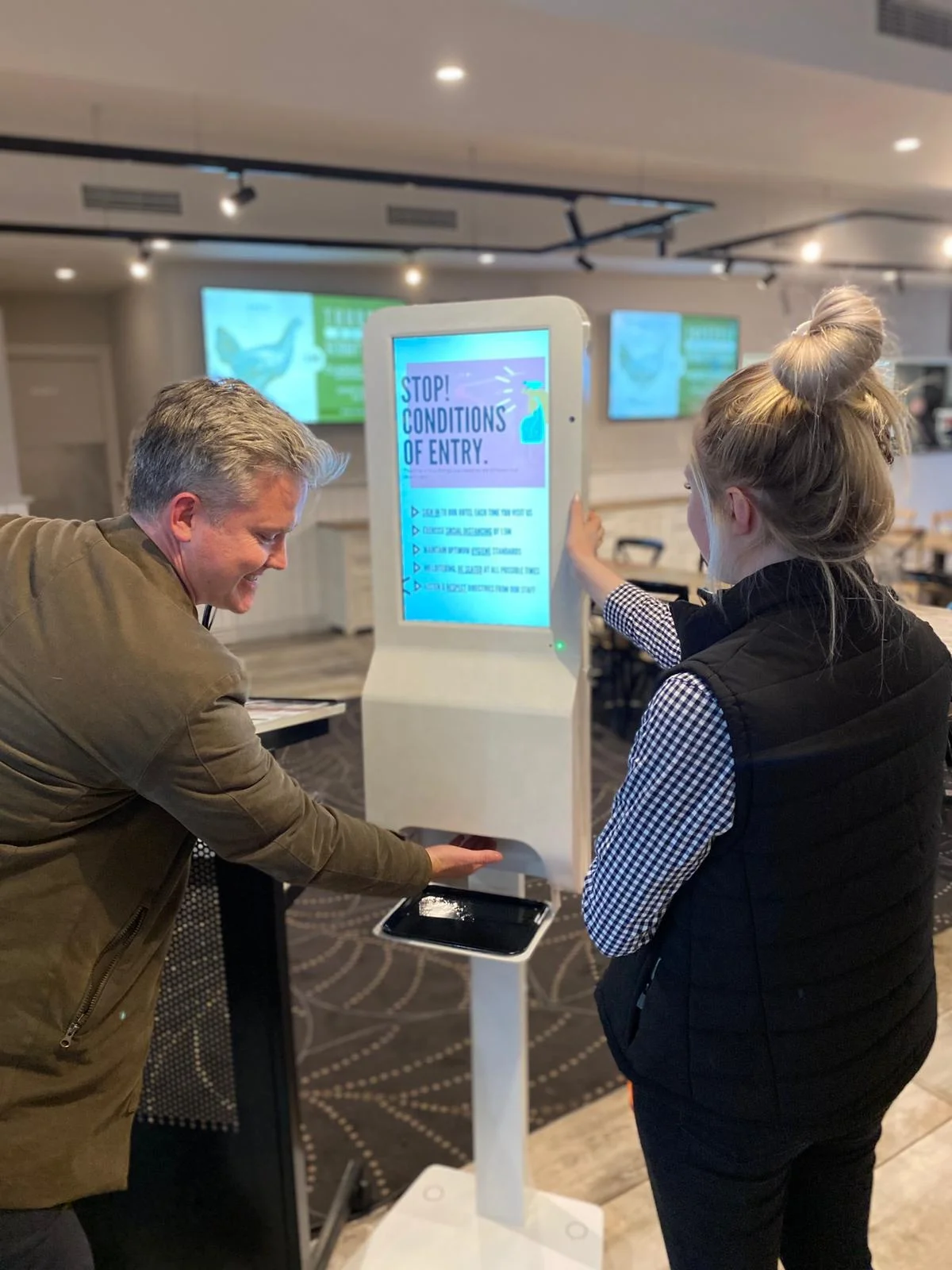 Настенный напольный Бесконтактный автоматический диспенсер с ЖК-дисплеем и подставкой для антисептиков