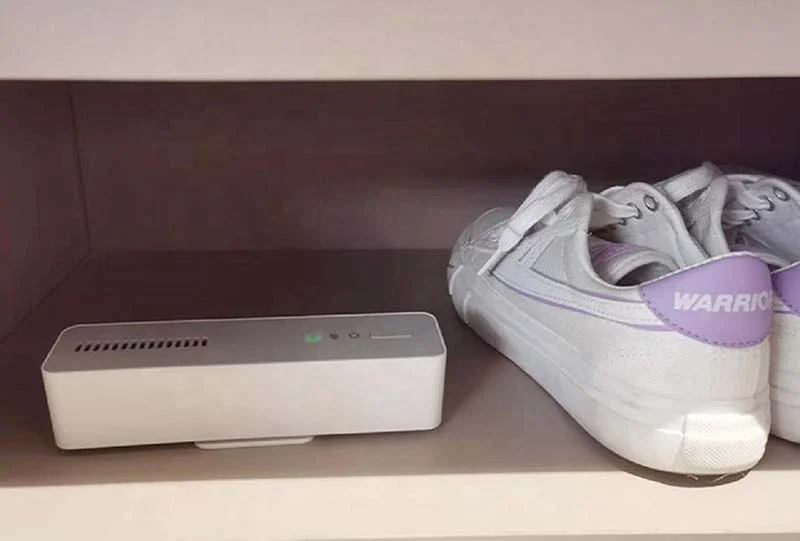 Mini car closet deodorizing air purifier