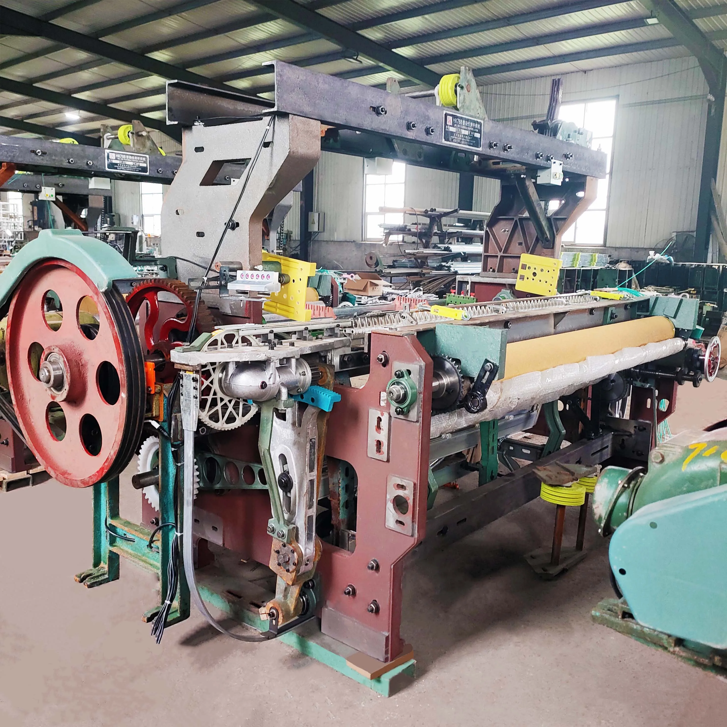 The beautiful price of the new Dingtai Bath Towel machine automatic shuttle power loom for weaving flexible fabrics