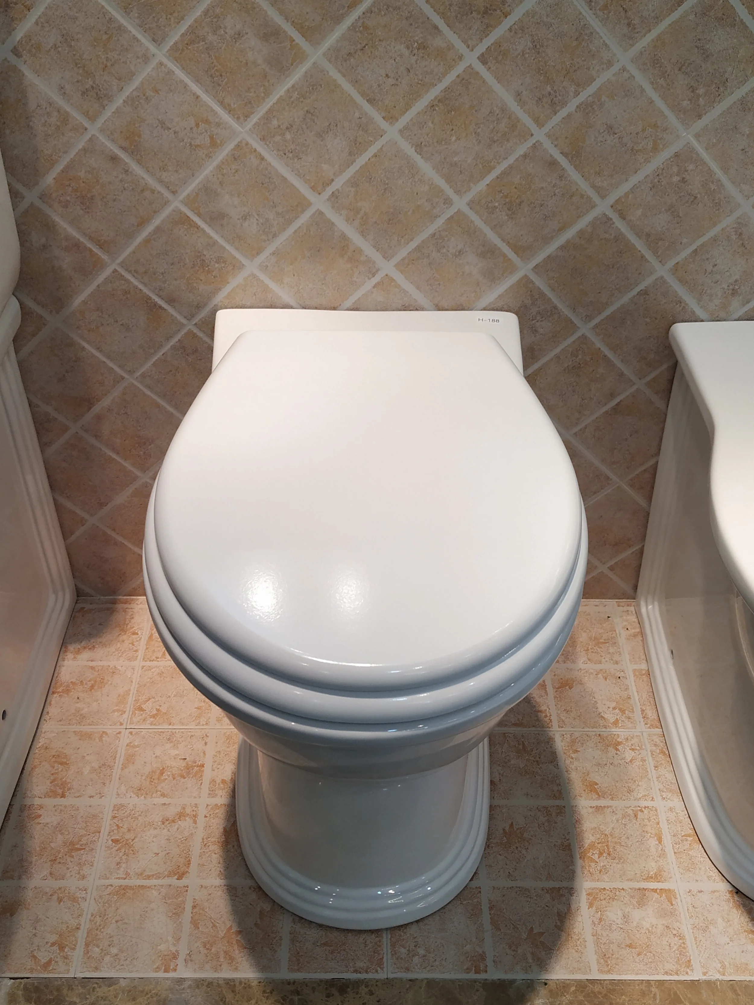 New Bathroom Water Closet Ceramic Washdown P-trap Water Saving Back To Wall Toilet With Toilet Seat For Uk Market