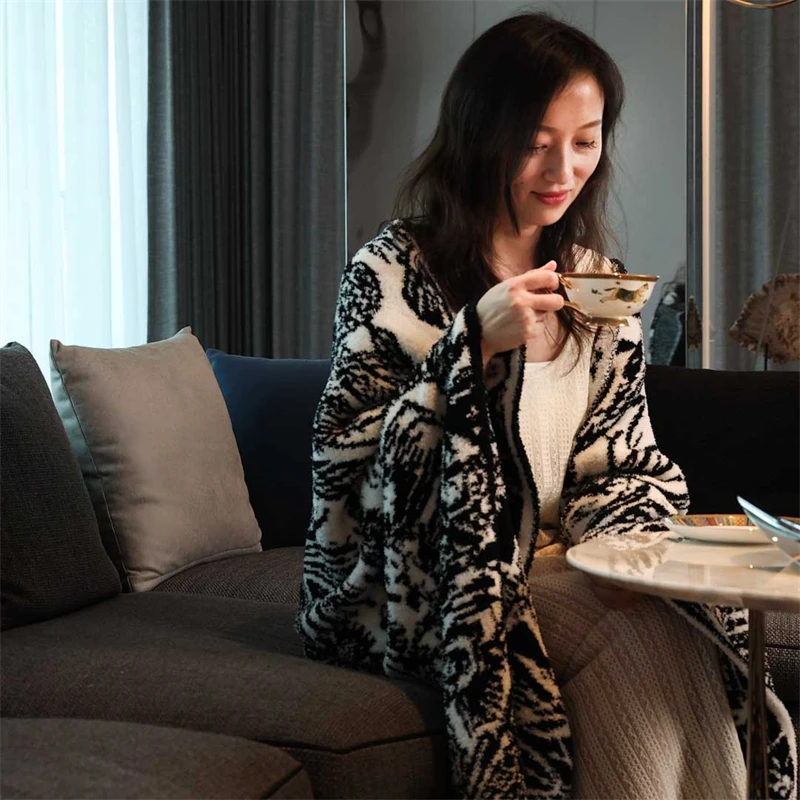 WT New Underwater World Animal Warm Soft Plush Decorative 100% Polyester Knitted Throw Blanket Home