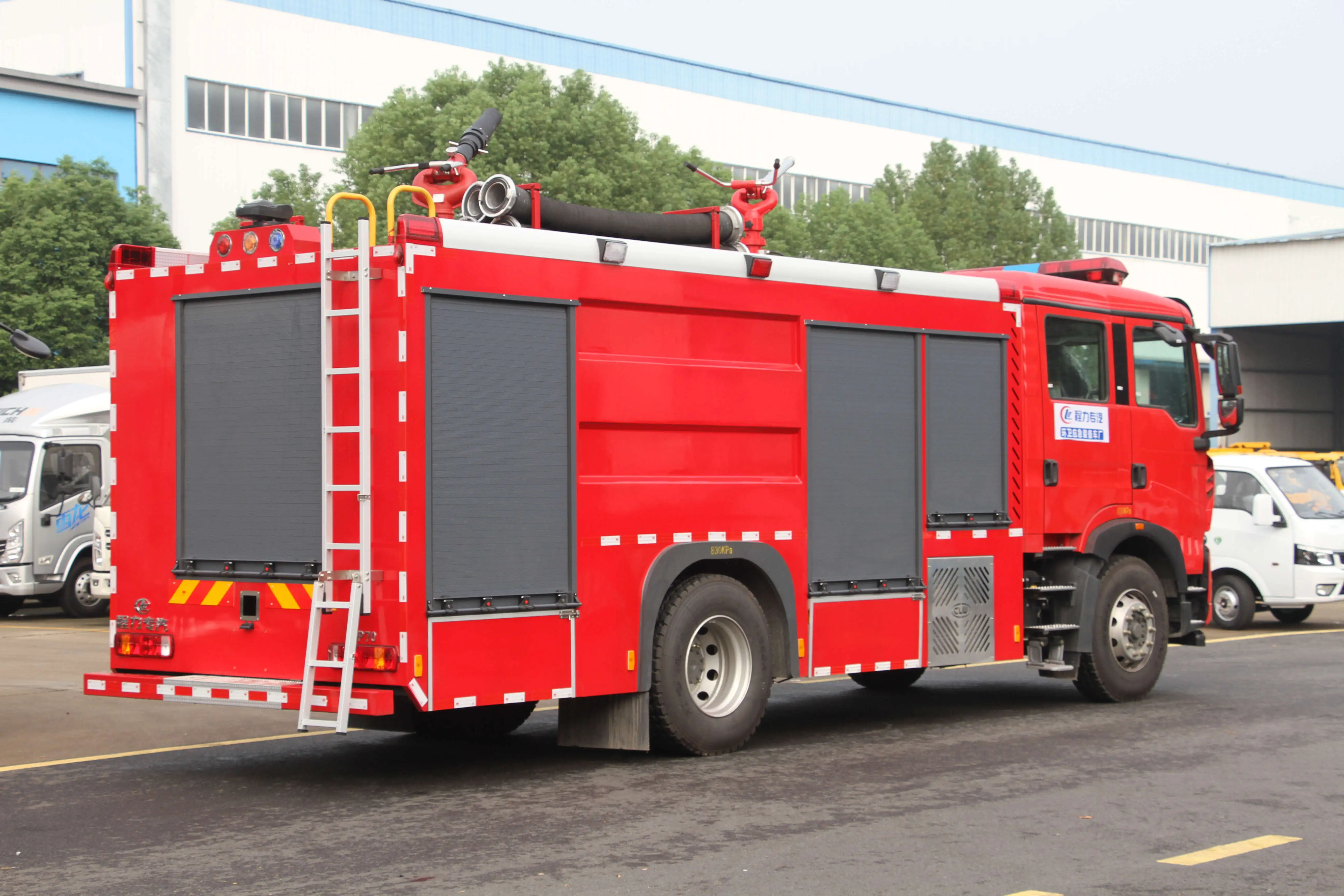High quality innovation to improve fire fighting efficiency Sinotruck production of fire trucks for sale