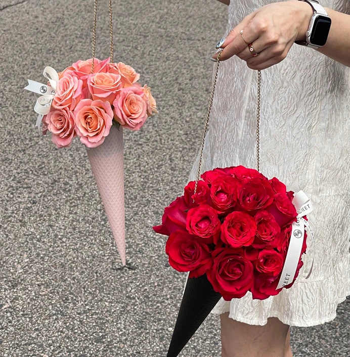 Ice cream cone shape flower box small portable hand hold hanging rose flower bouquet florist floral flower packaging with handle