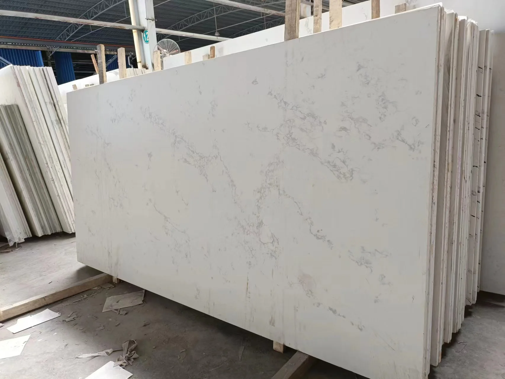 Low Silica Stone Crystal White Artificial Calacatta Quartz Countertop With Grey Veins Calacatta Quartz Stone Slab