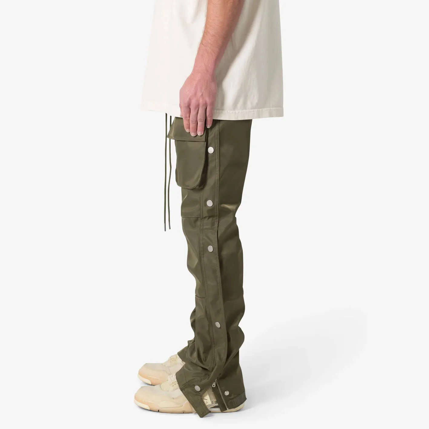 Factory Price Oversized Customized Baggy Fit Drawstring Side Snap Front  Cargo Pockets Nylon Stacked Men Parachute Pants