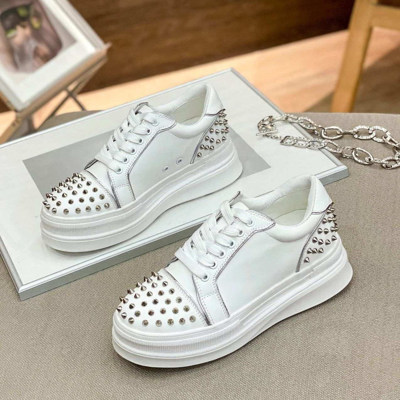 Designer Trainer High Quality Rivet Flat Spikes Men Women Casual Walking Shoes Comfortable Sneakers Pantshoes Shoes