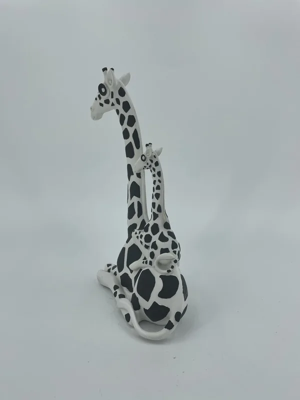 2021 China Manufacture black and white resin giraffe statue