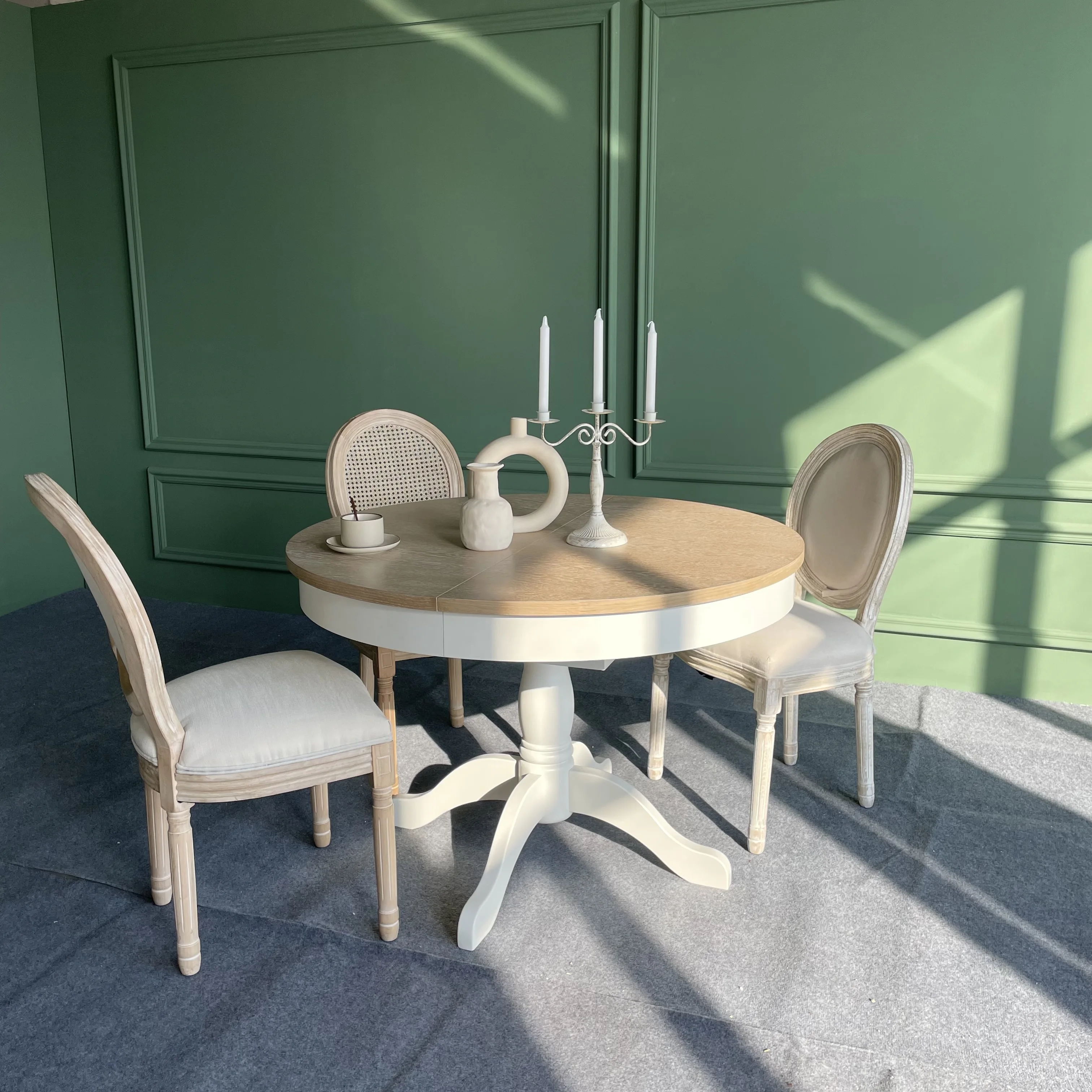 Hot Sale Modern Dining Room Furniture 6 Seats Solid Wood Round Extendable Dining Table