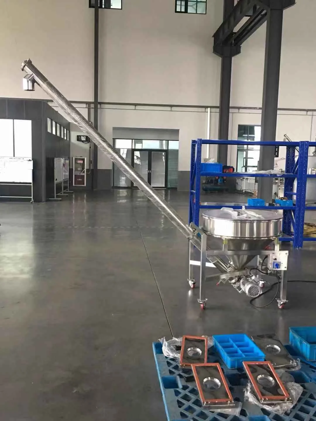 Extruder Inclined Screw Feeder Conveyor For Powder Packaging With Square Hopper