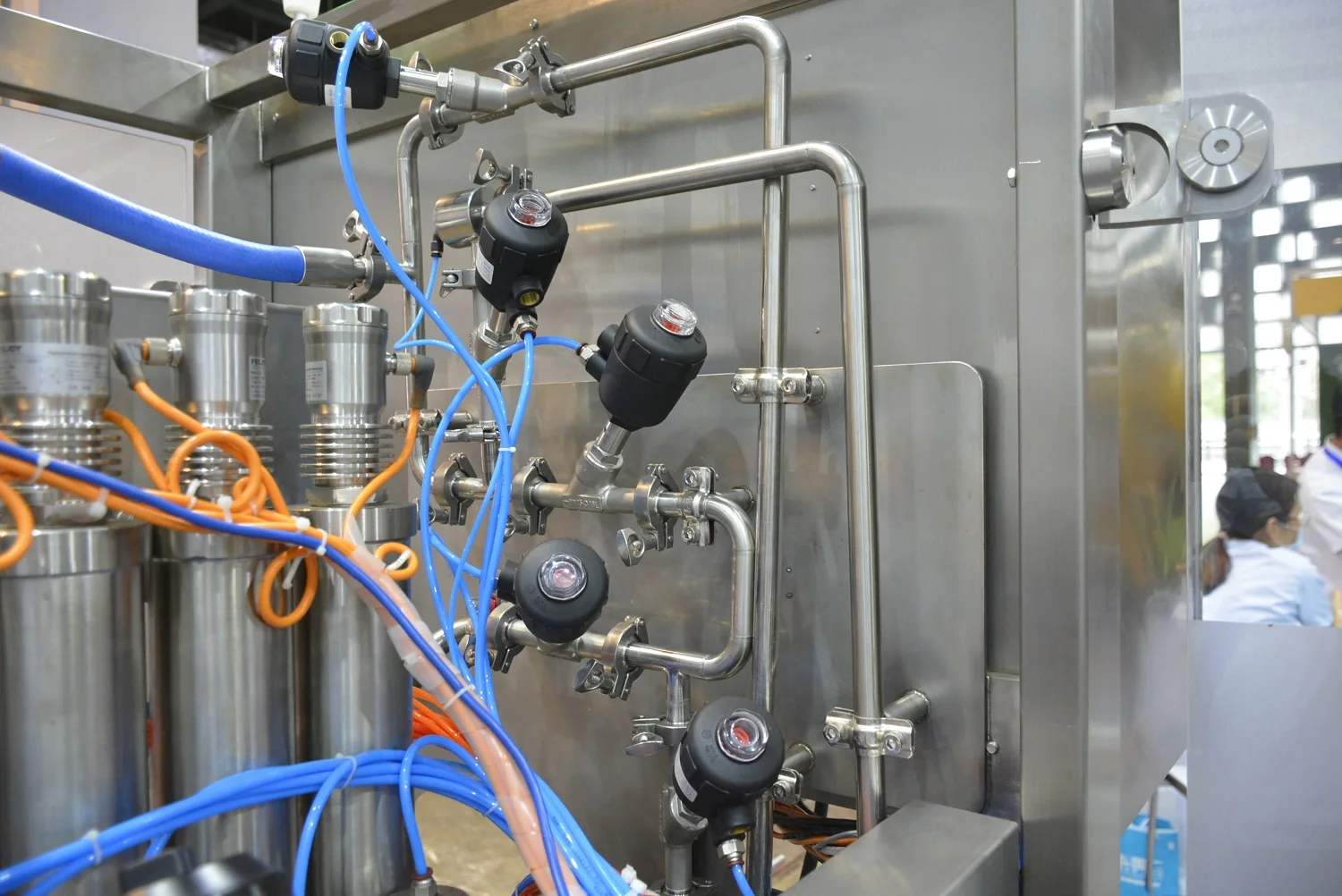 
The Small Footprint Fully Automatic Aluminum Cans Beer Cans Filling And sealing machine For 330ml 550ml 