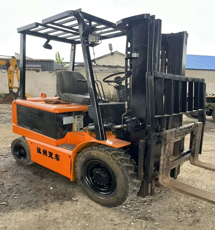 Selling second-hand Heli forklifts at a low price a Chinese brand
