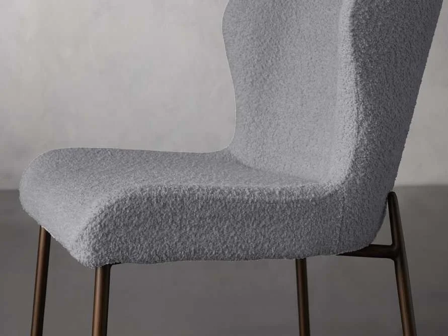 ARHAUS Минималистичная Античная латунная железная рама мягко изогнутая спинка барный стул Современный с мягкой обивкой на