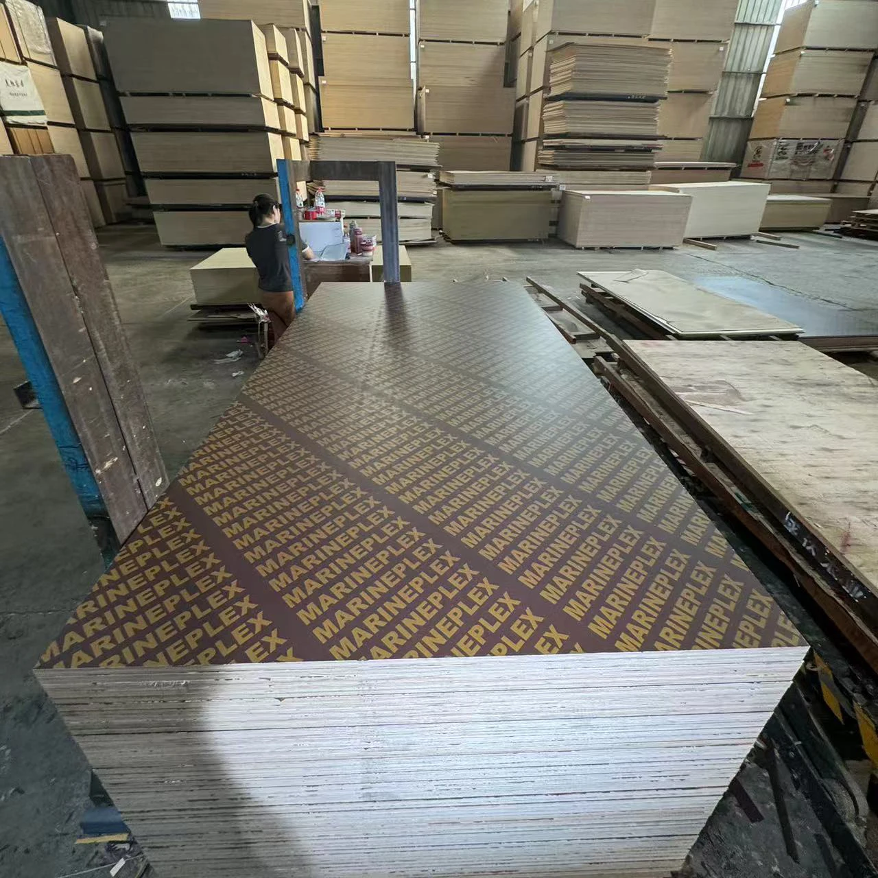 Китай водостойкая фанера с черным коричневым покрытием 18 мм x 1220x2440 для строительства