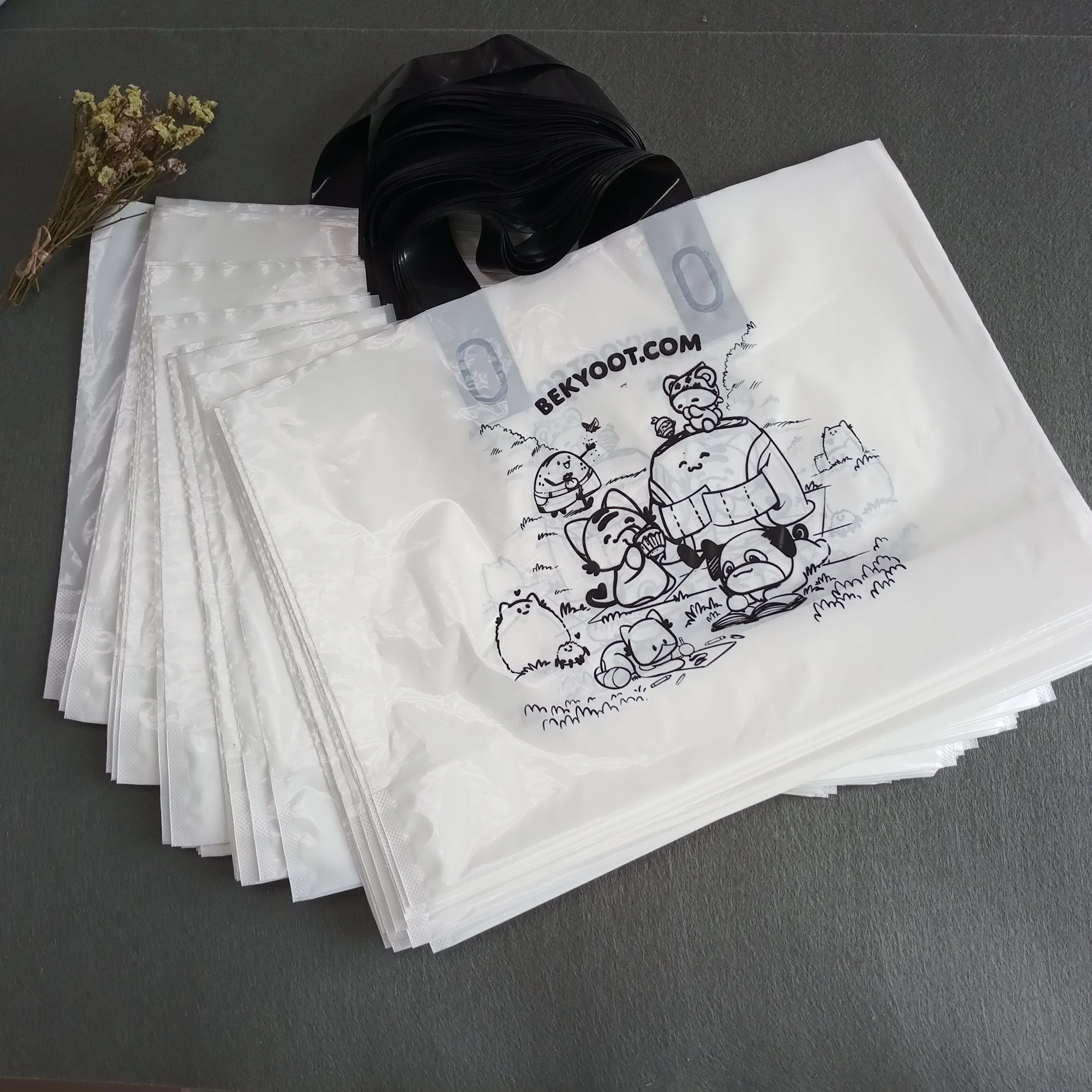 Customized colorful printed LOGO store portable plastic gift shopping bags with handle