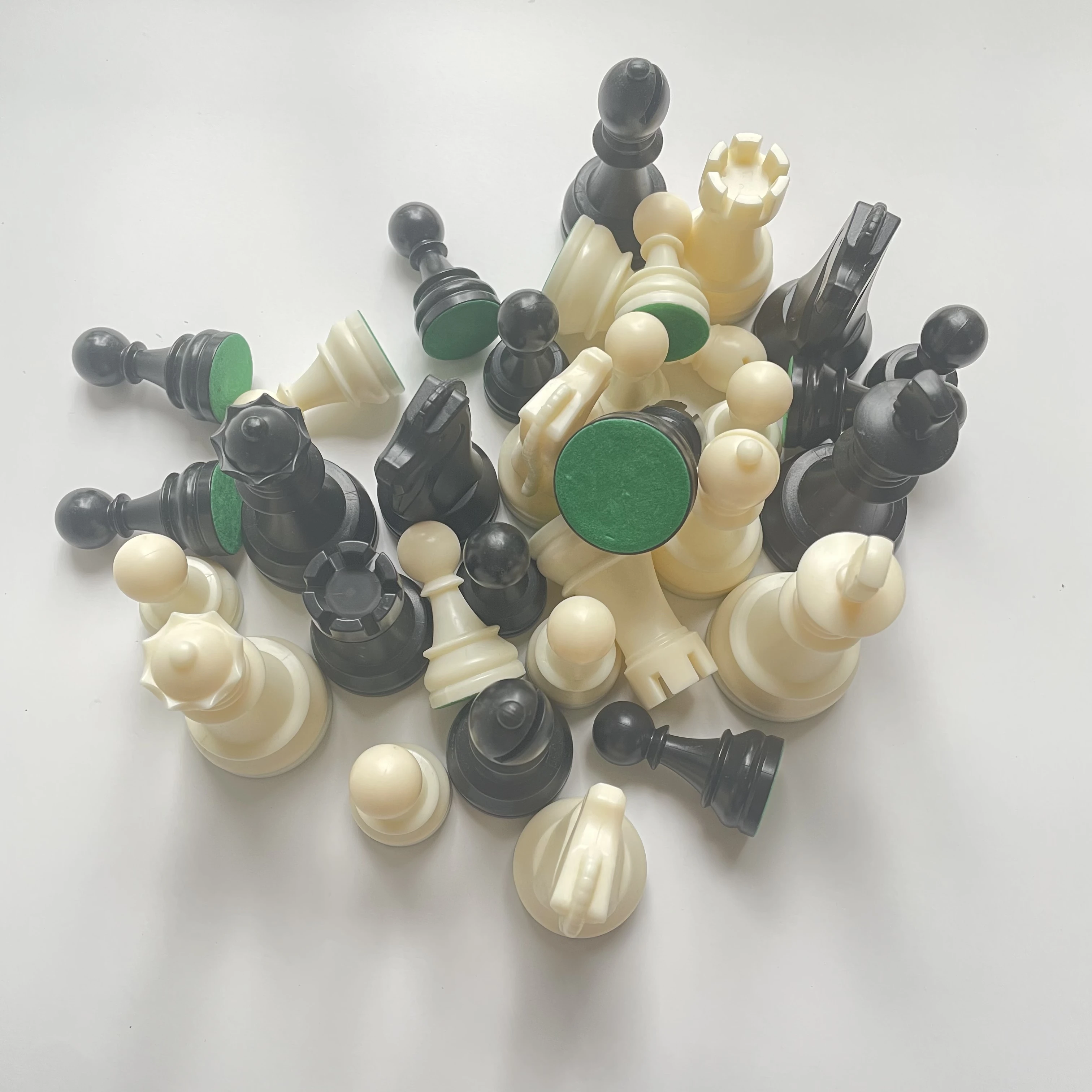 Customization New Plastic Chess Pieces King Height 85mm Portable International Chess Game Piece Set