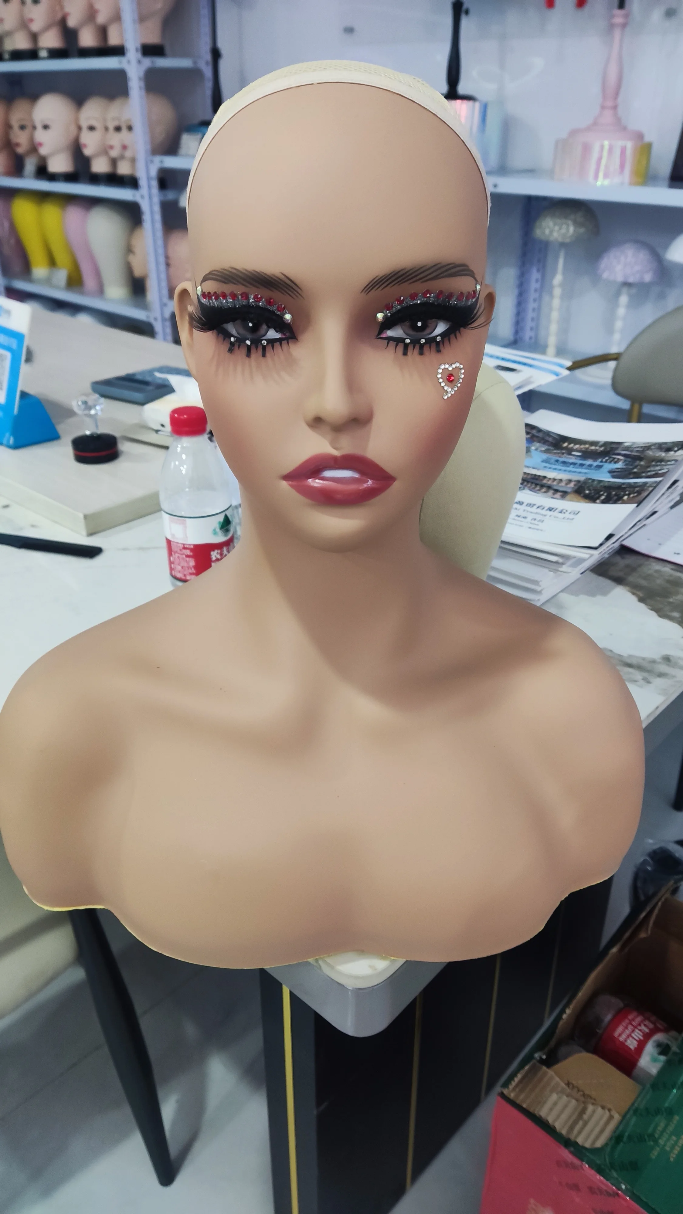 Hot Selling Realistic Wig Head PVC Mannequins Female Pierceable Mannequin Head With Shoulders For Wig Display