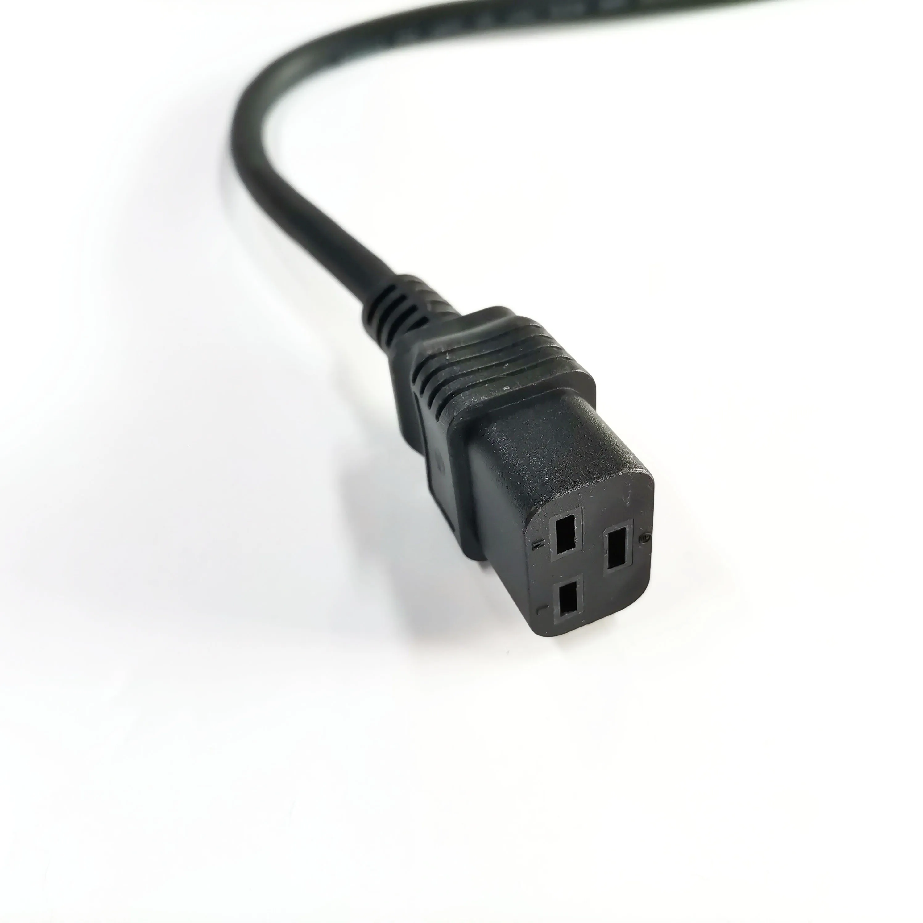 Черный удлинитель SJOW FT2 14AWG 1,8 м C14 к C19