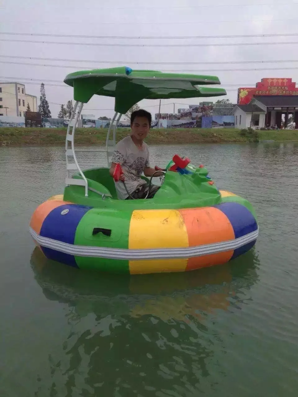 Electric fiberglass adult water play equipment bumper boat