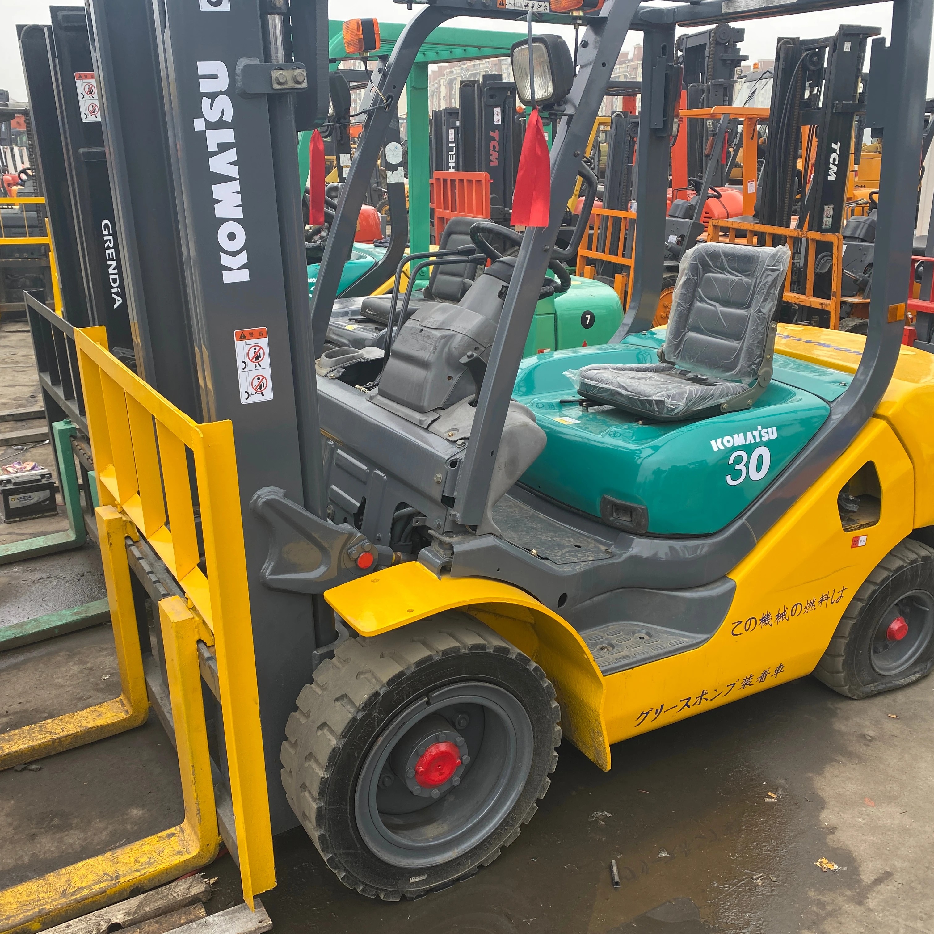 HANGKUI Подержанный вилочный погрузчик Komatsu 3 тонны хорошего качества Подержанный вилочный погрузчик KOMATSU 30 3 тонны японский оригинал по низкой цене для продажи