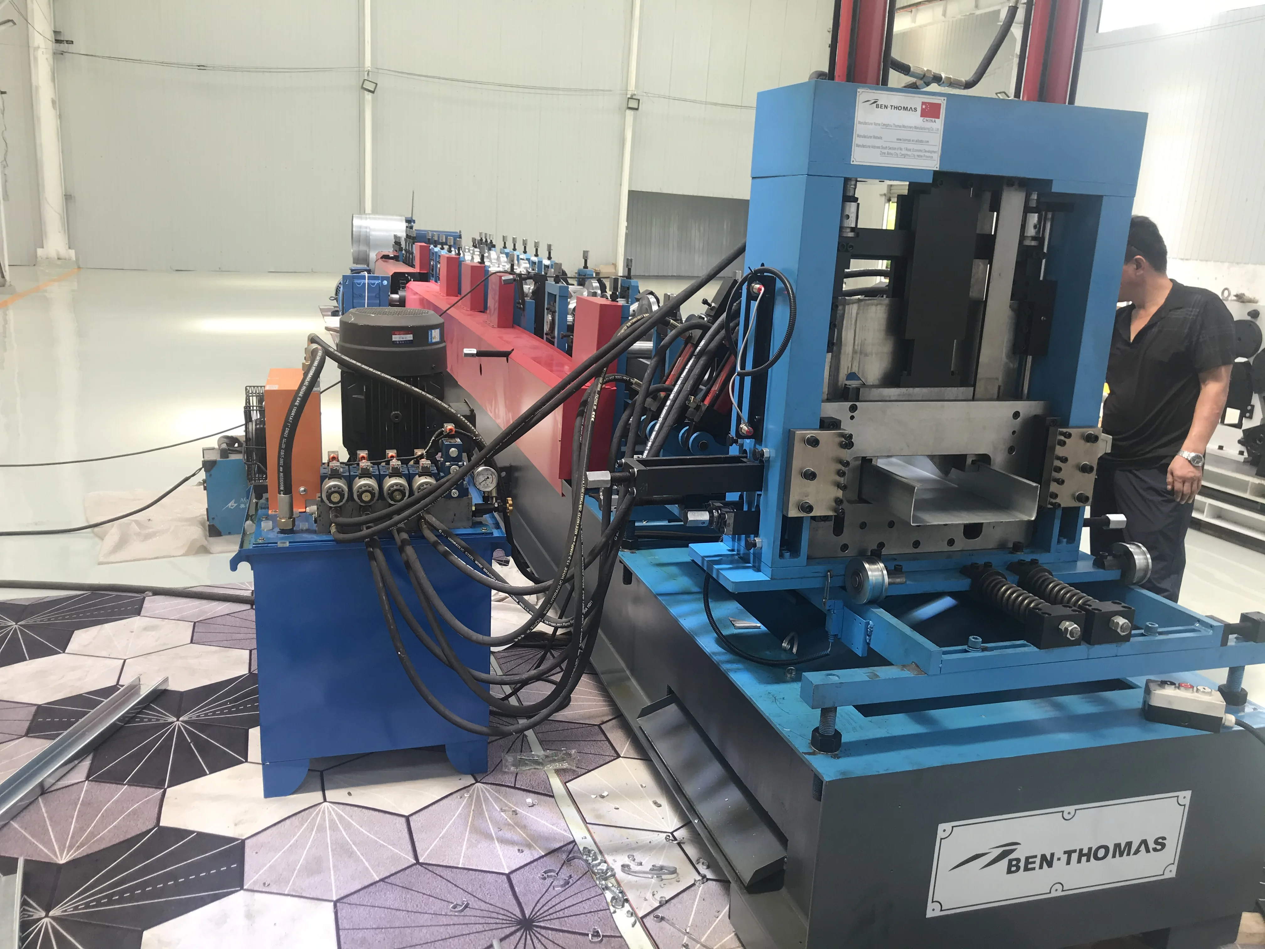 Hot selling High-precision stepless shearing automatic type change CZ purlin roll forming machine