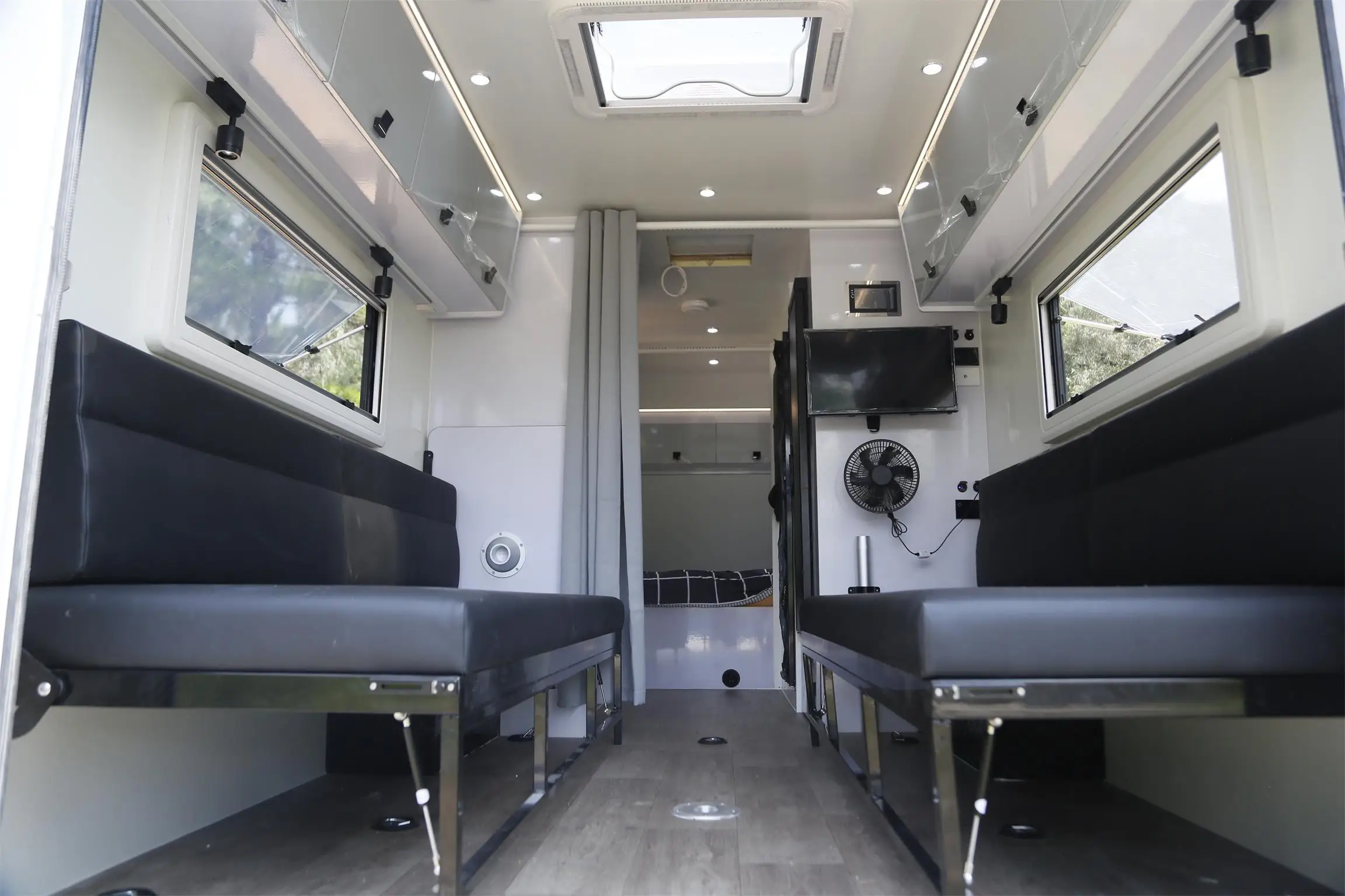 Fiberglass Camper Van Trailer Off Road Toy Hauler Camper Australian Off-Road Pop Top 19Ft Outdoor Toy Hauler Ecocamper