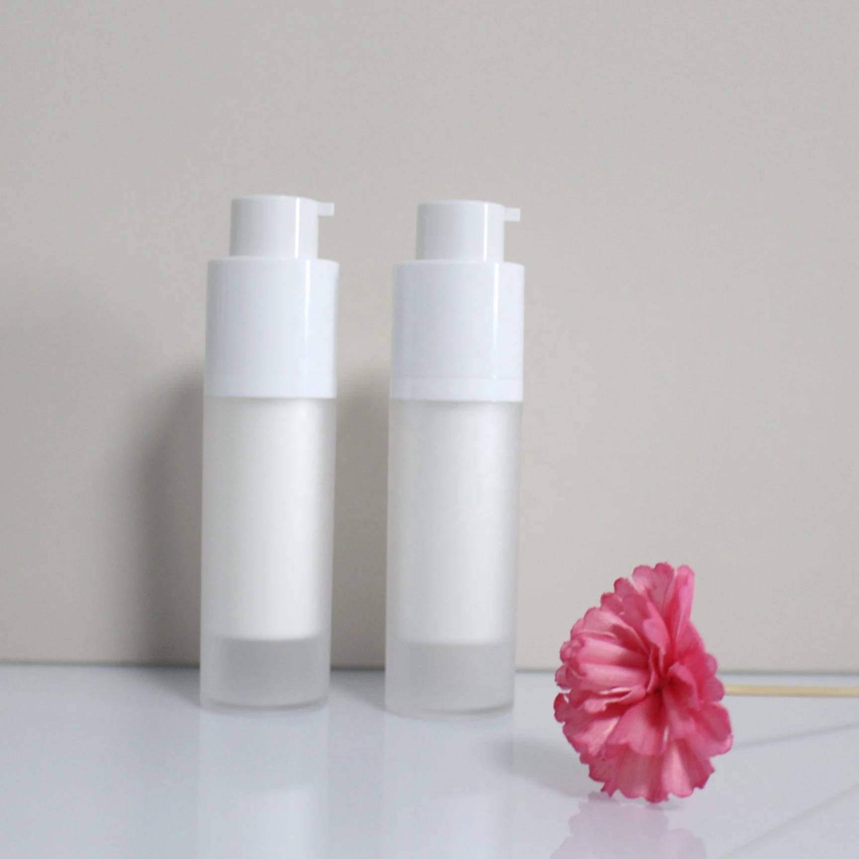 New design 30ml 50Ml square airless serum cosmetic foundation bottle with point pump twist up container airless bottle