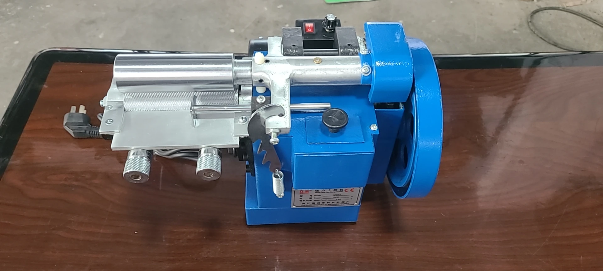 COLD Glue Spreading Pasting Applicator COLD Glue Machine Adhesive Coating Spreader Leather Paper Gluing Machine for Sale