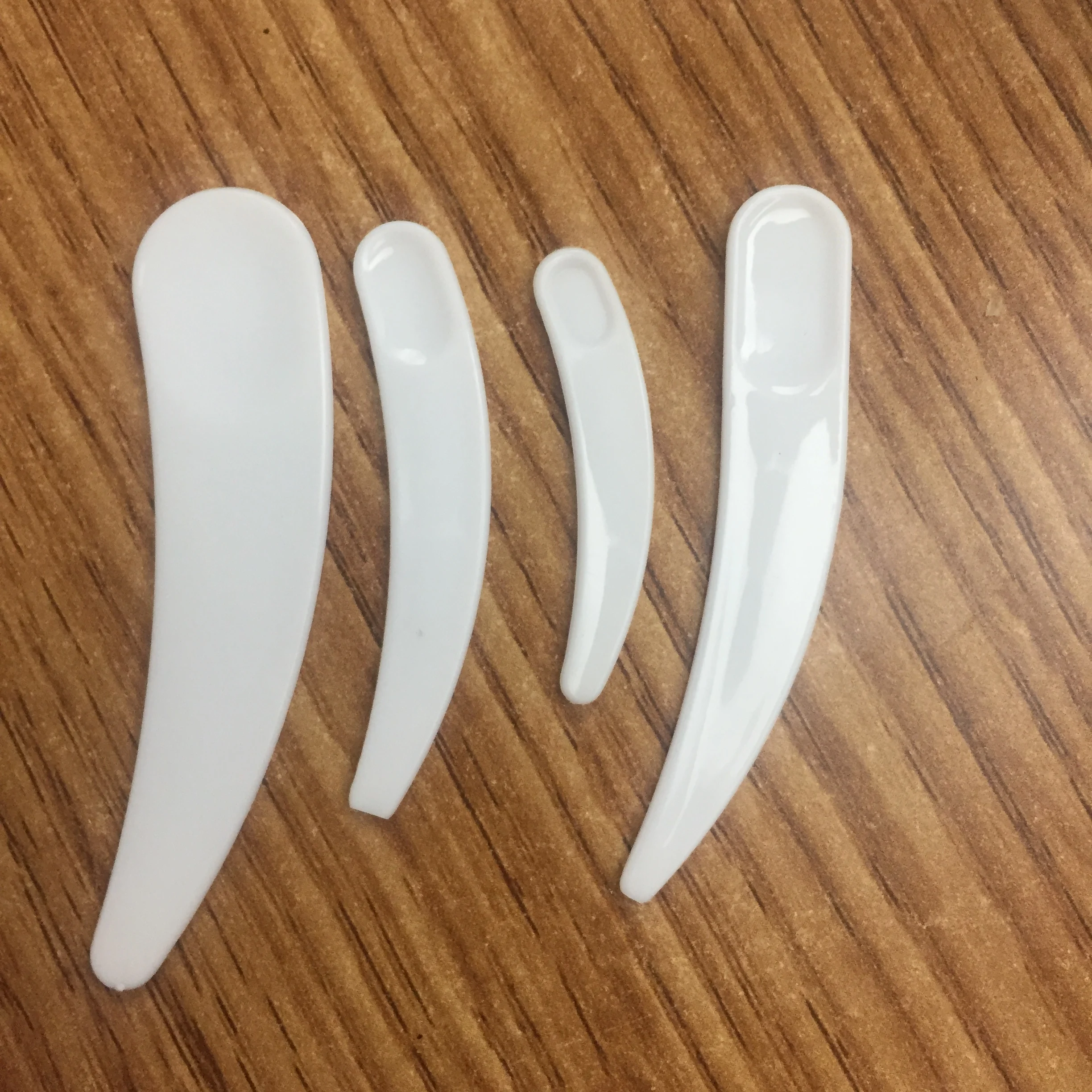 Wholesale low price instock white cream pp spoon cosmetic spatulas with silk print  plastic spatula