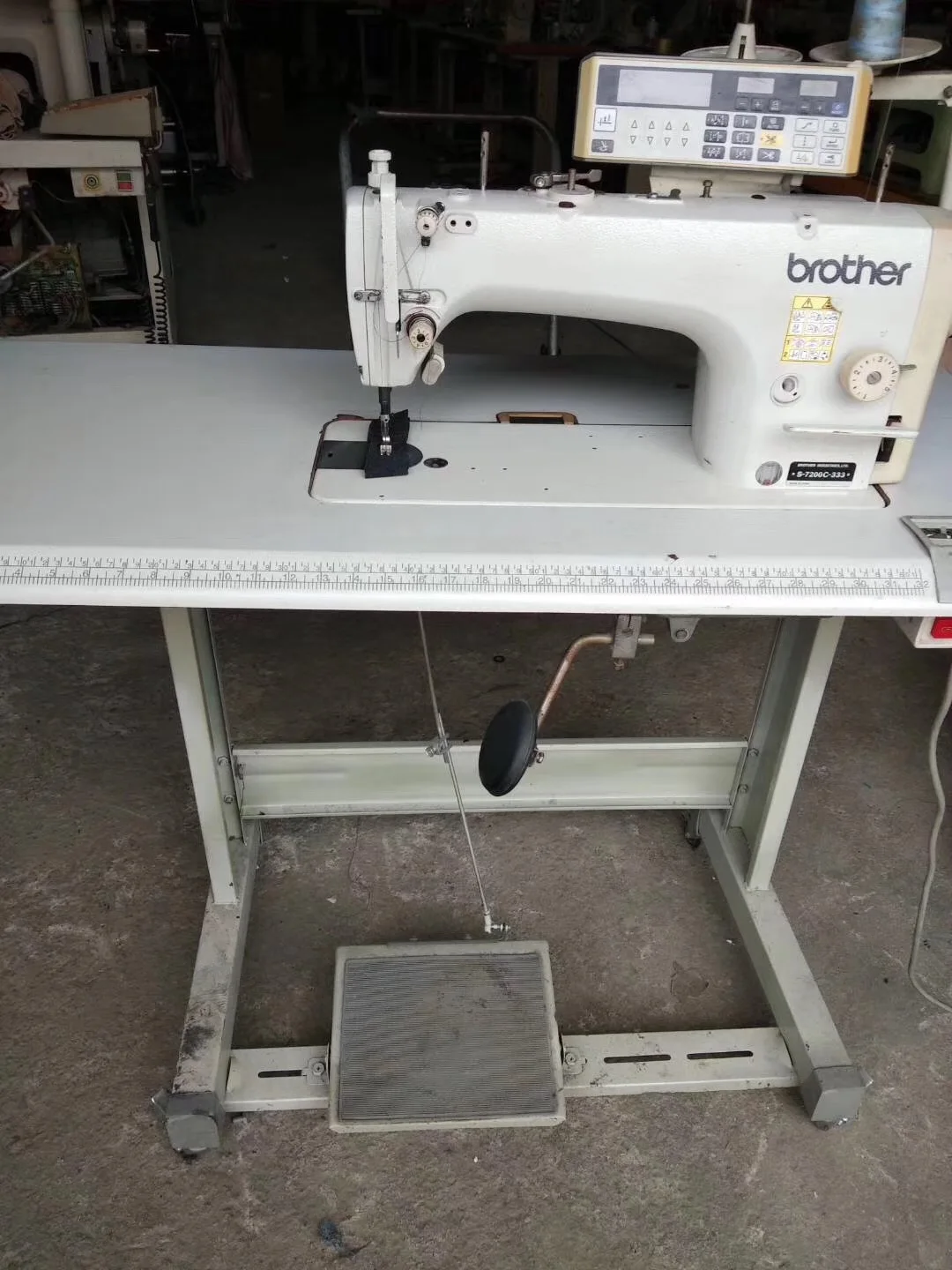 Одноигольная прямая швейная машина Brother 7200C с прямым приводом и резьбовым триммером промышленная замком