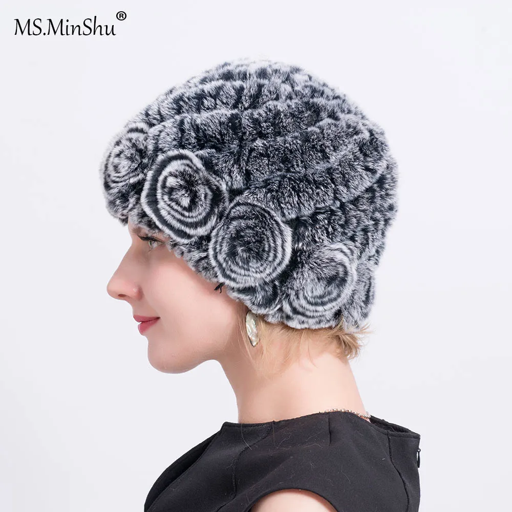 Женская зимняя шапка с цветком