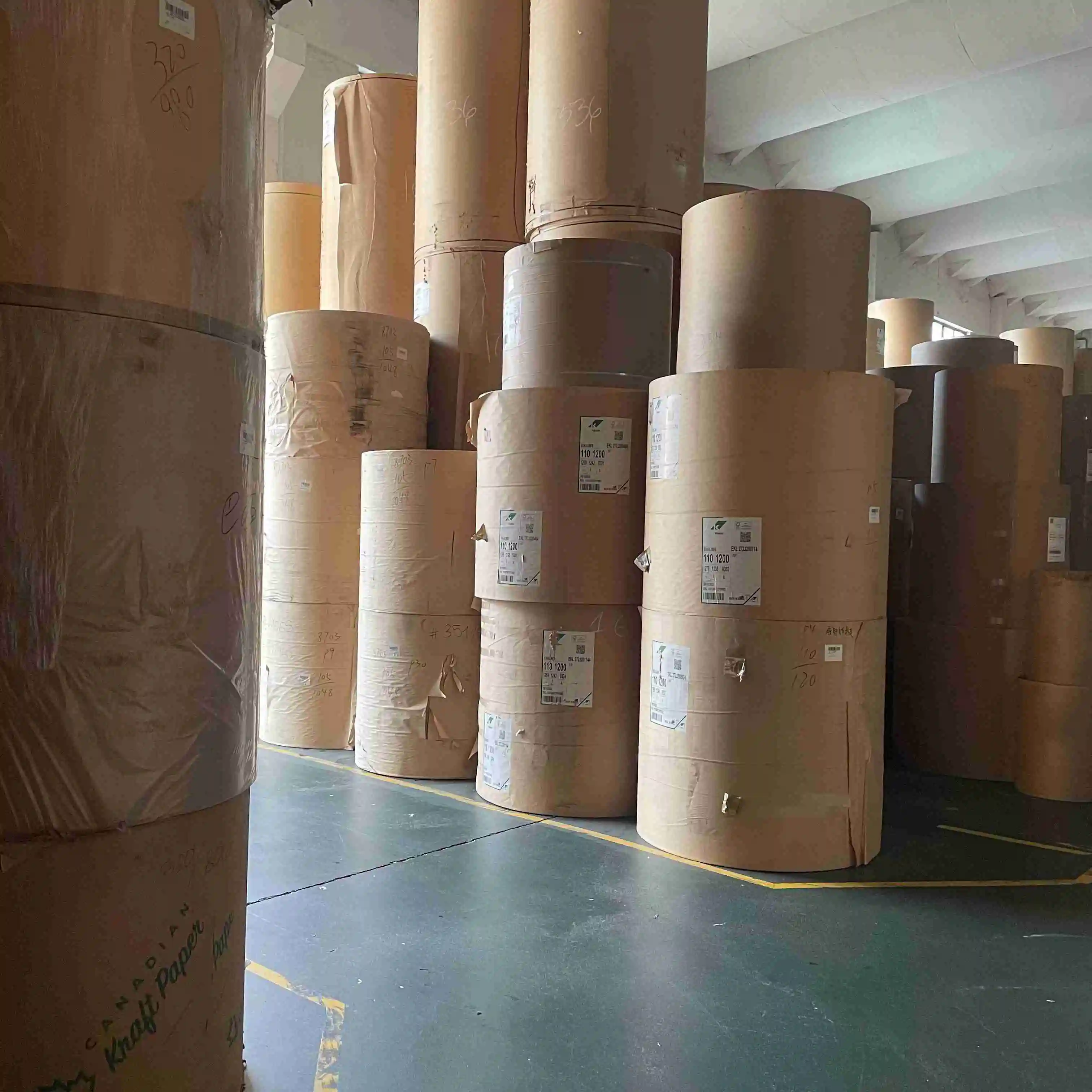 Рулоны Высококачественная перерабатываемая коричневая крафт-бумага хорошее истирание