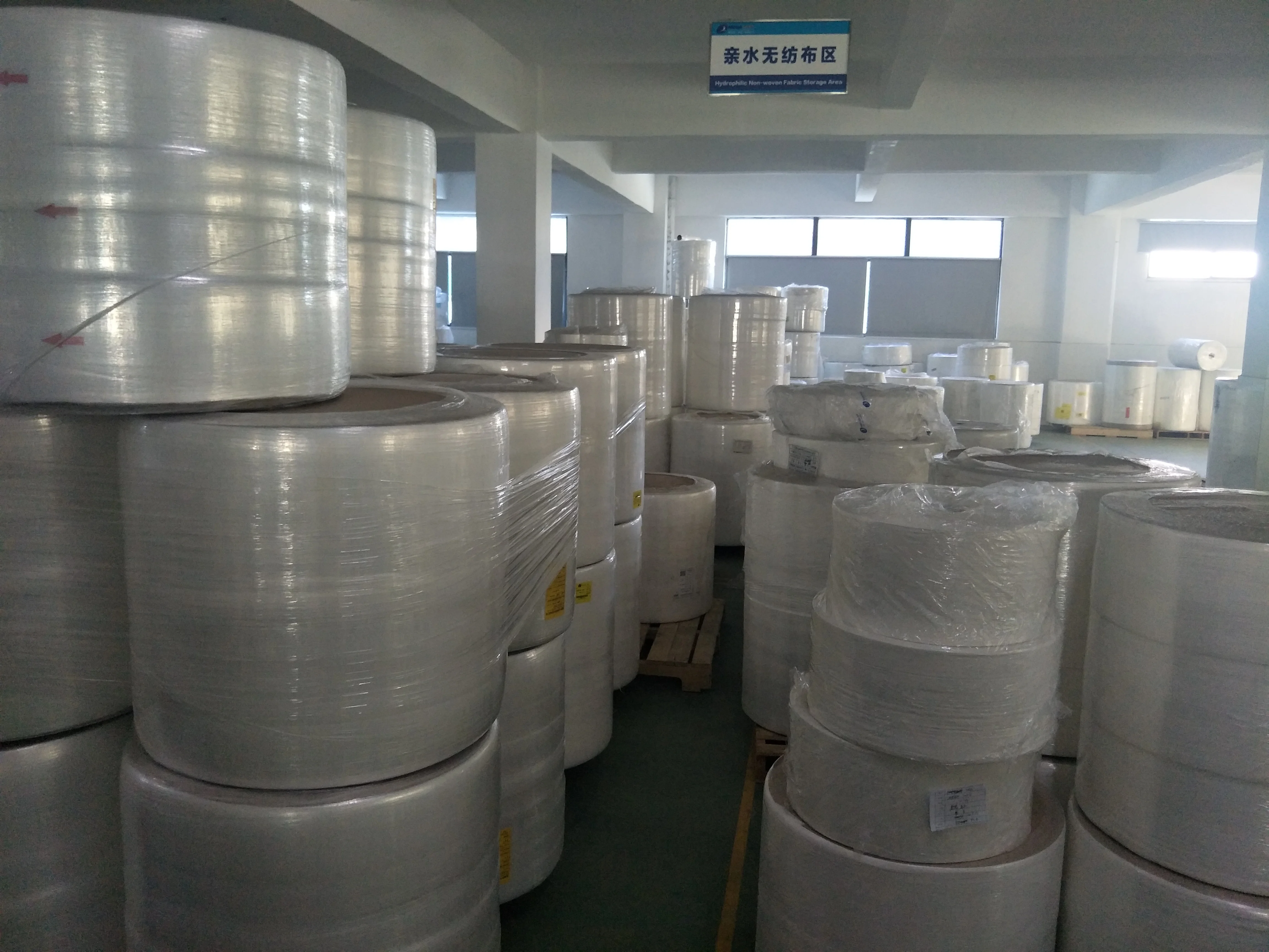 SMS Hydrophobic Non Woven Fabric Raw Materials For Baby/Adult Diapers Legcuff 3D Rounder Hygiene Product Jumbo Roll 129L