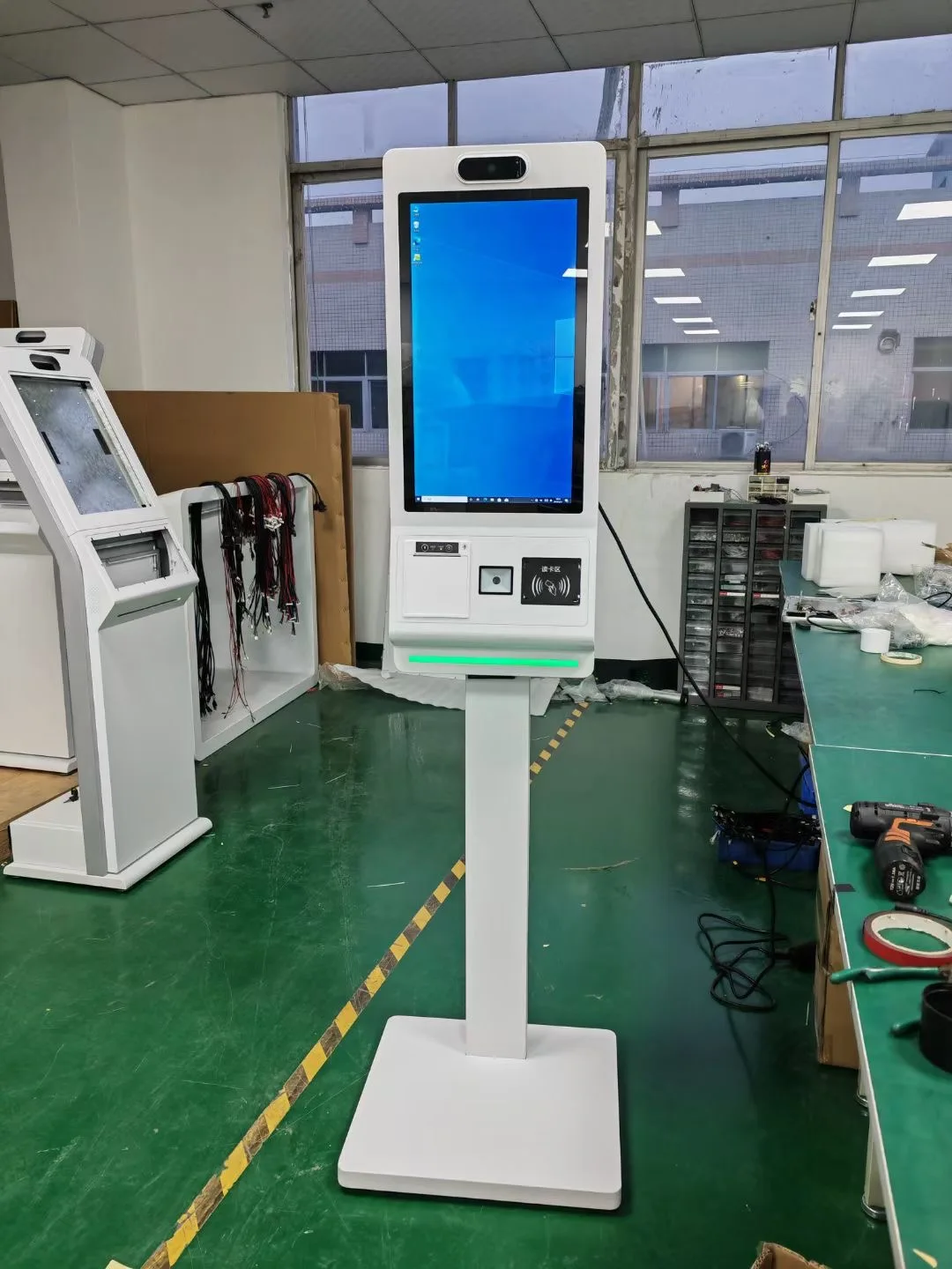 21.5 Inch Interactive Self Service Payment Kiosk N-F-C Card Reader QR Scanner Self Ordering Kiosk in Restaurant Solution