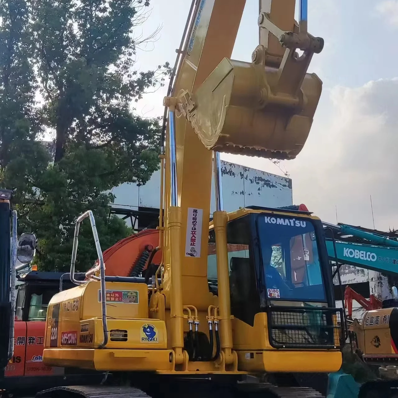 Оригинальный 22-тонный подержанный экскаватор Komatsu Pc 200-7 pc220-7 для продажи