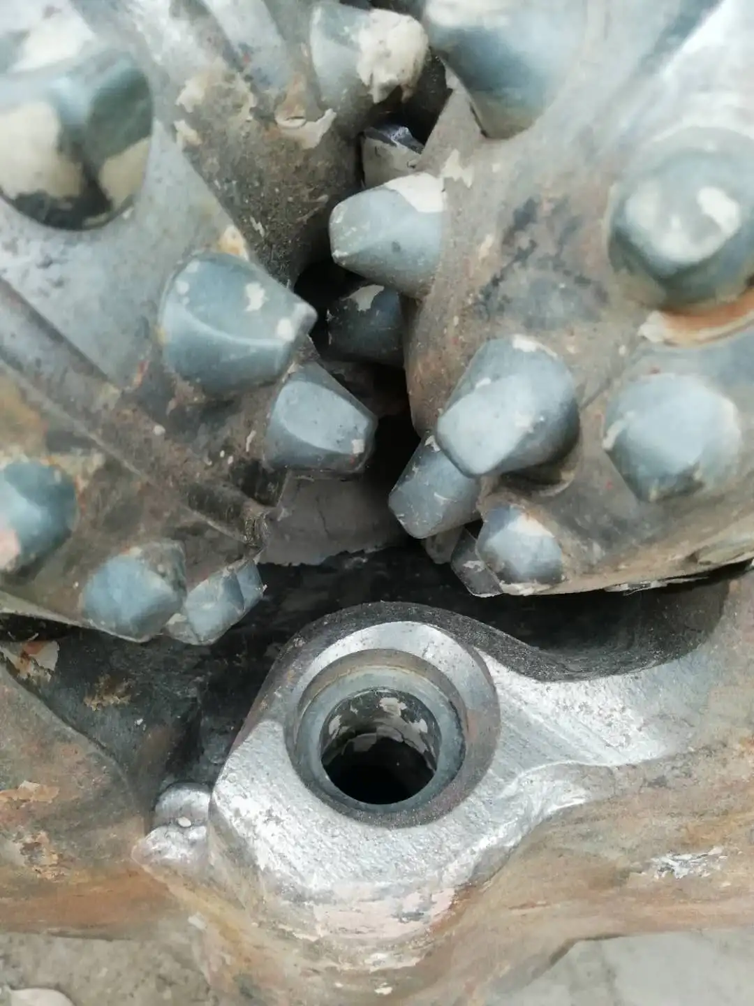 Sell good quality Second hand used oil drill bit sold scrap tricone rock bit drilling bit for sale