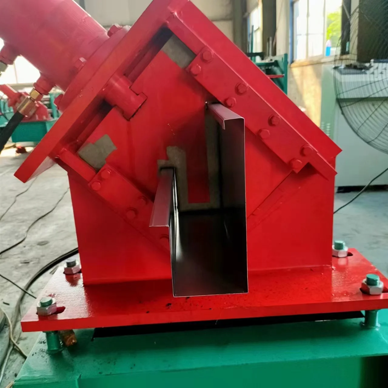 Manufacture High Quality Automatic mini C shape gutter Channel For Photovoltaic Cold Roll Forming Line  Machine