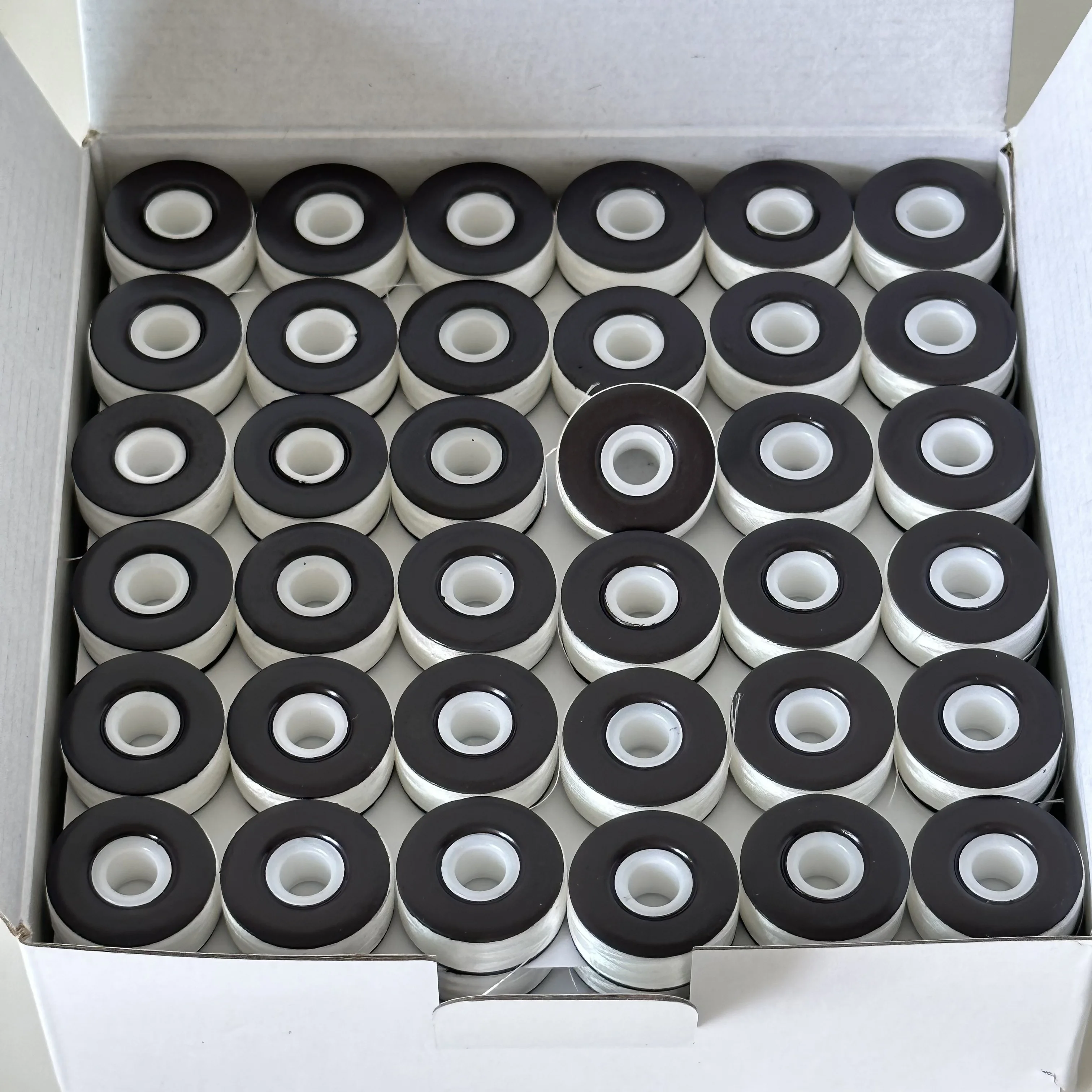 60 Weight High Tenacity L Size Type Pre-wound Bobbins 75d/2 Magnetic Side Bobbin Bottom Thread